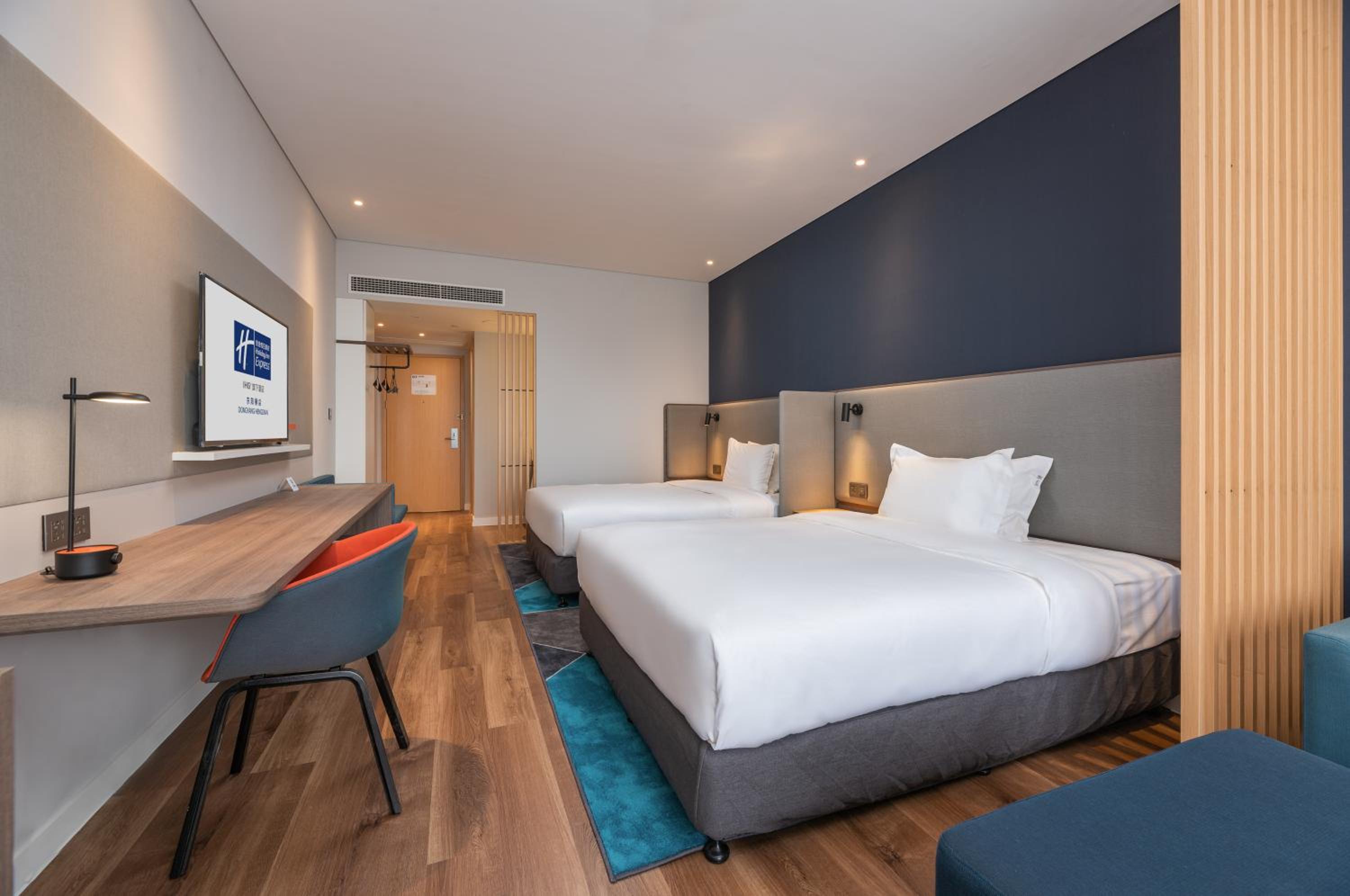 Standard Room with Two Queen Beds - Photo 2