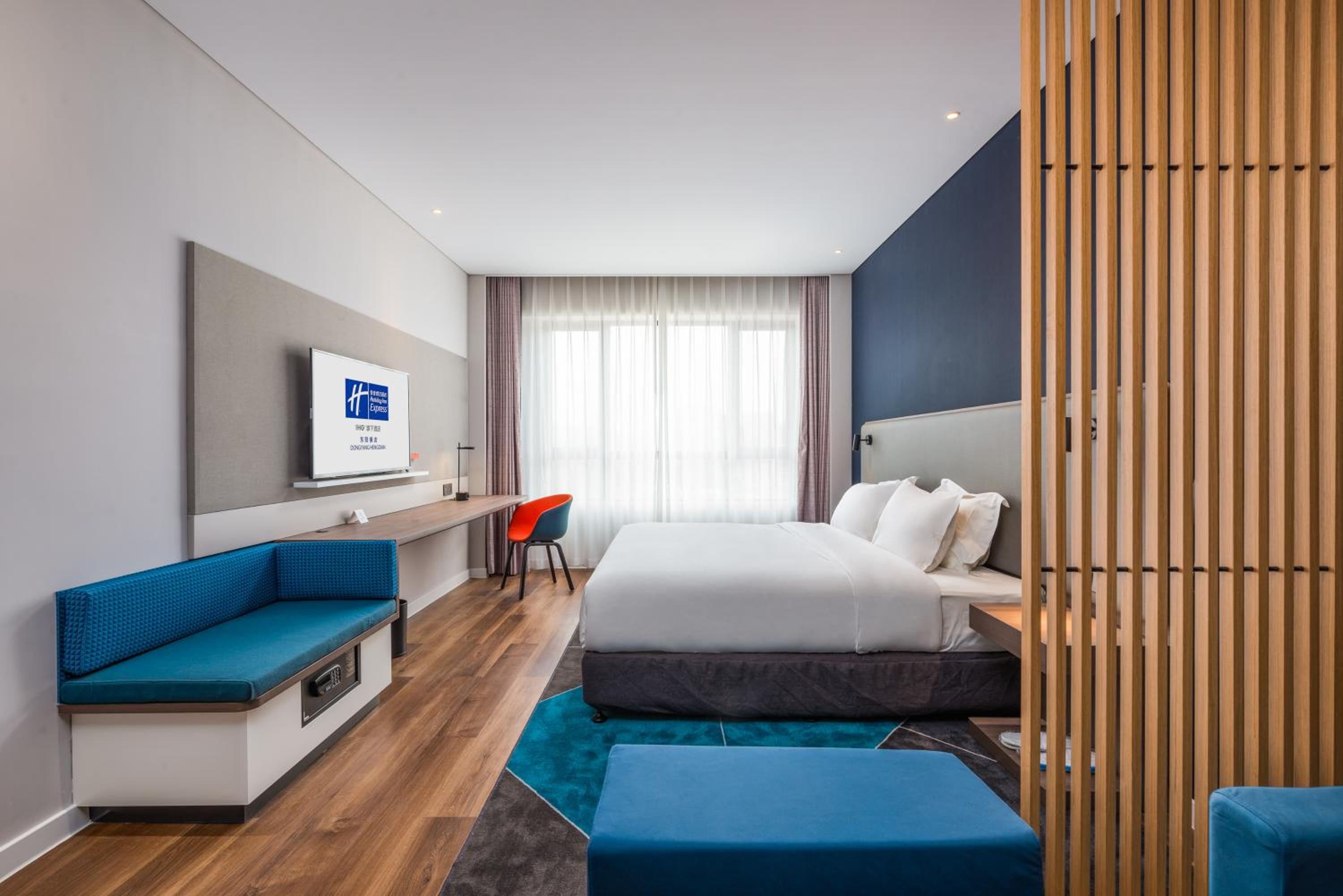 Standard King Room with Extra Floor Space - Photo 5