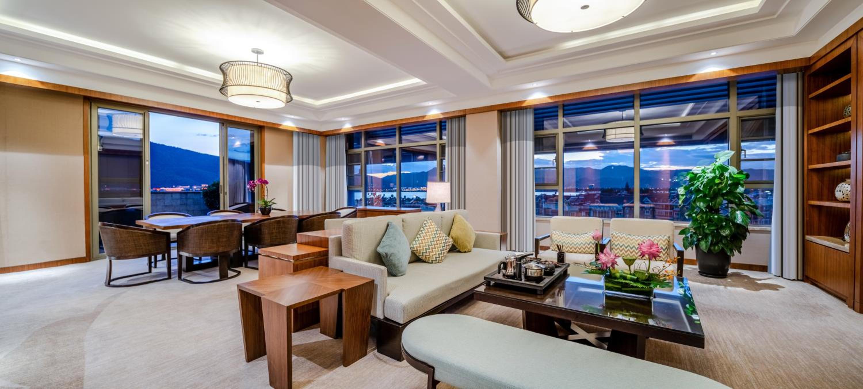 One-Bedroom Suite with Lake View and Meeting Area