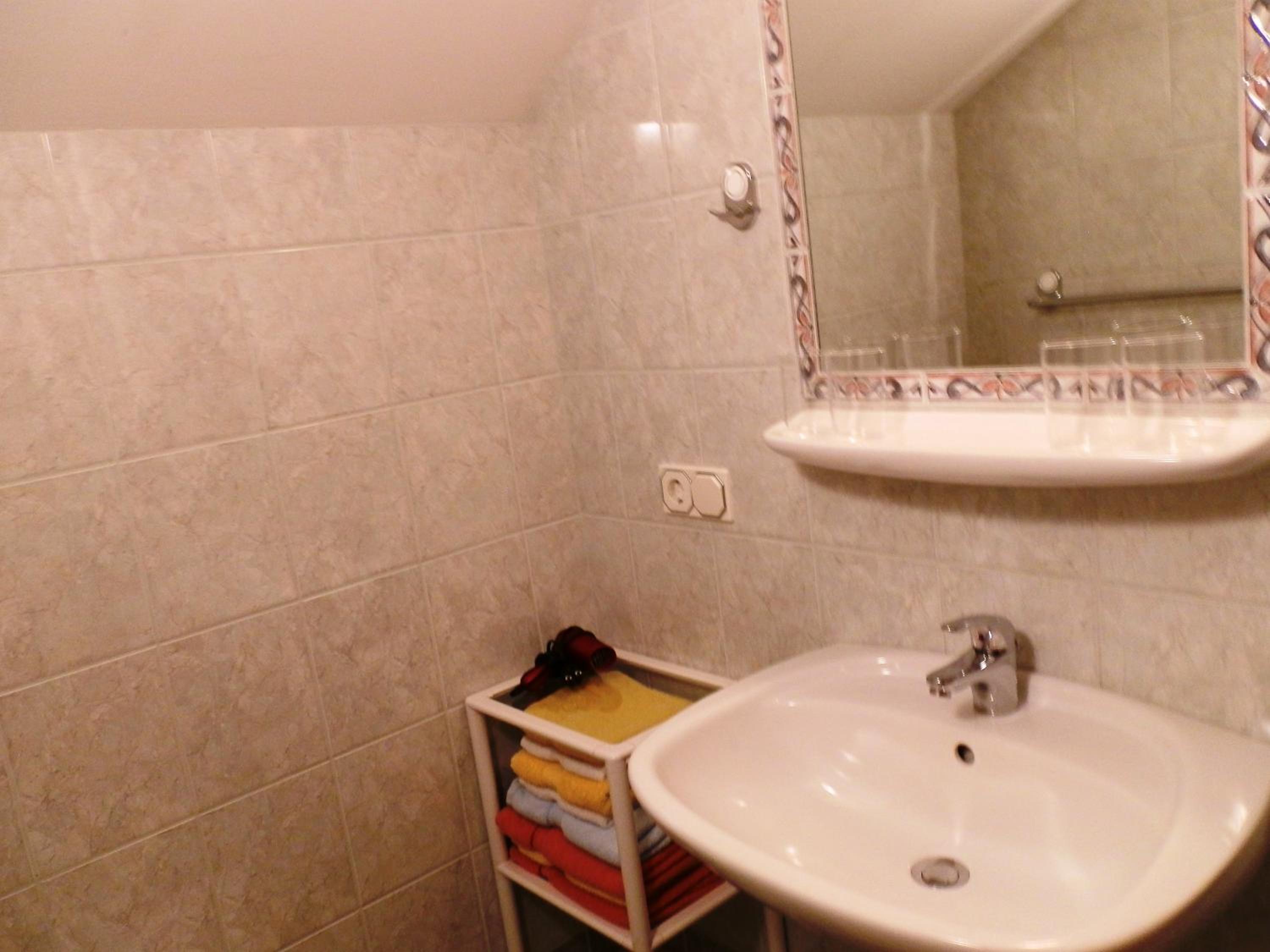Two-Bedroom Apartment with Mountain View - Photo 8