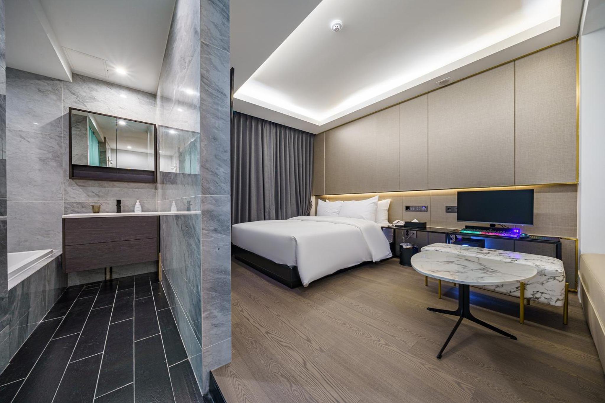 Deluxe Room - Photo 2