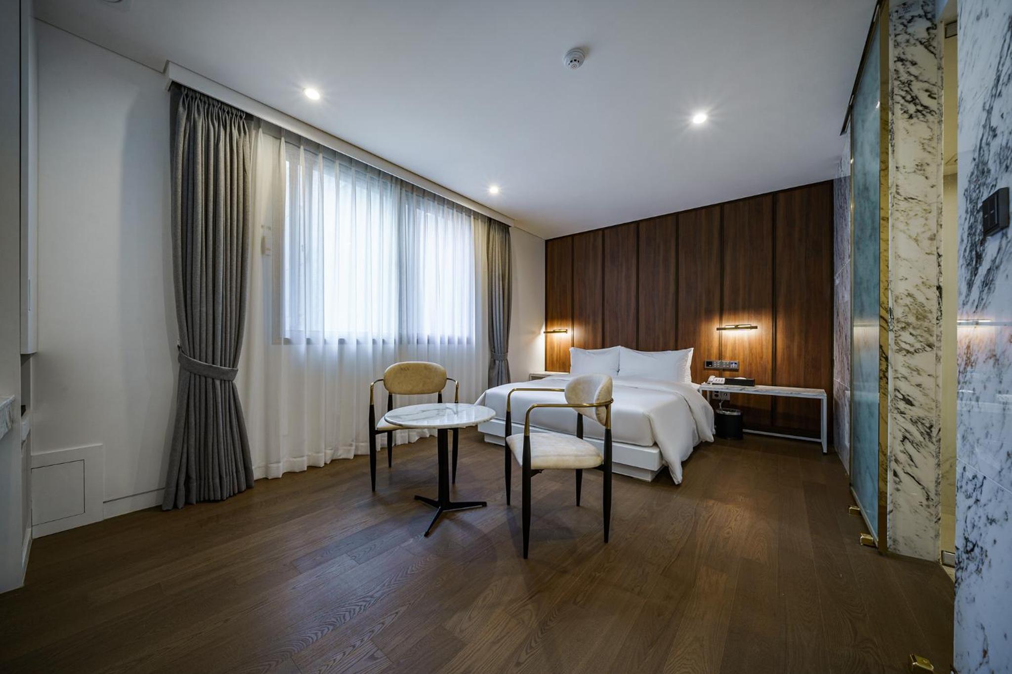 Deluxe Room - Photo 25