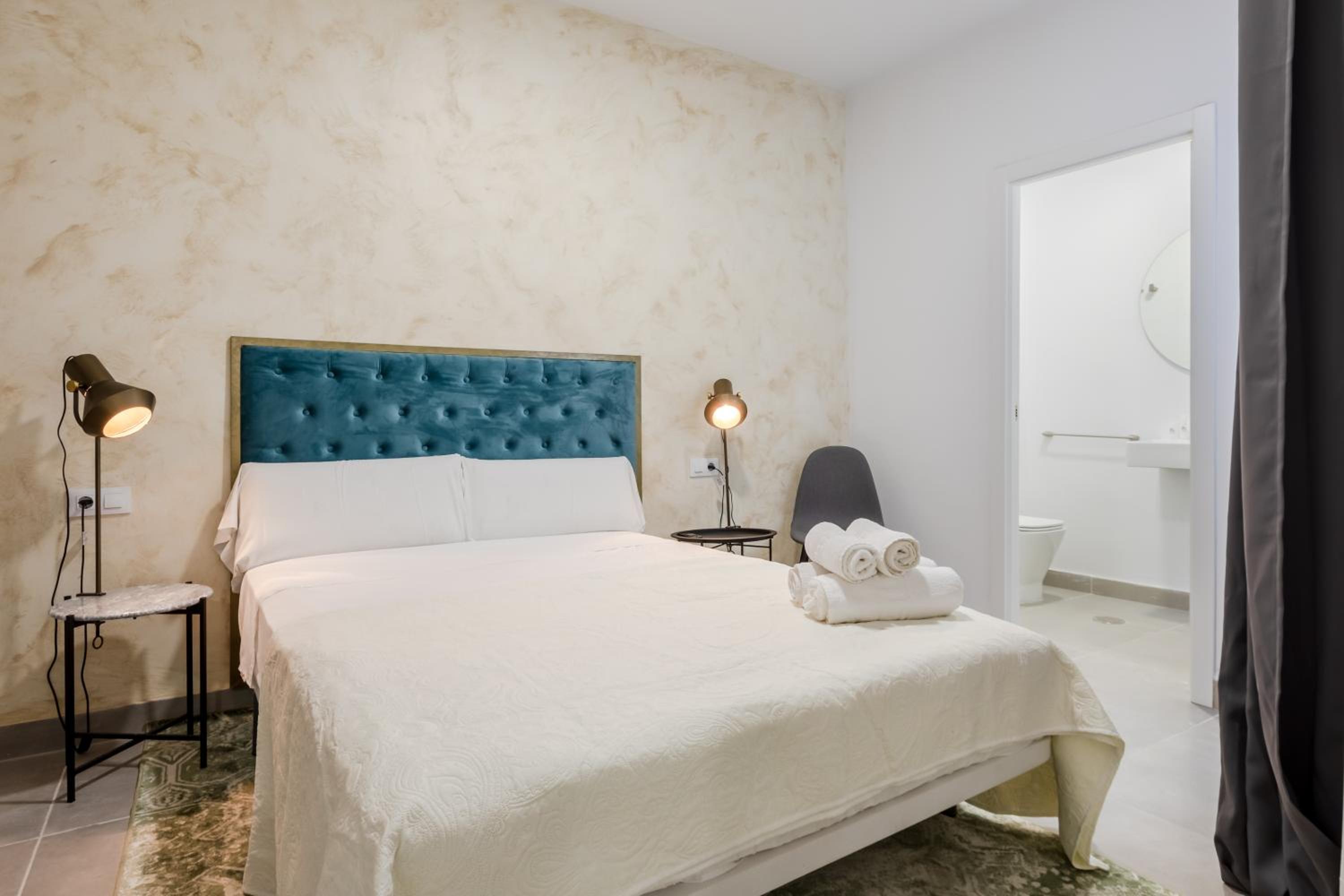 Standard Double Room - Photo 8