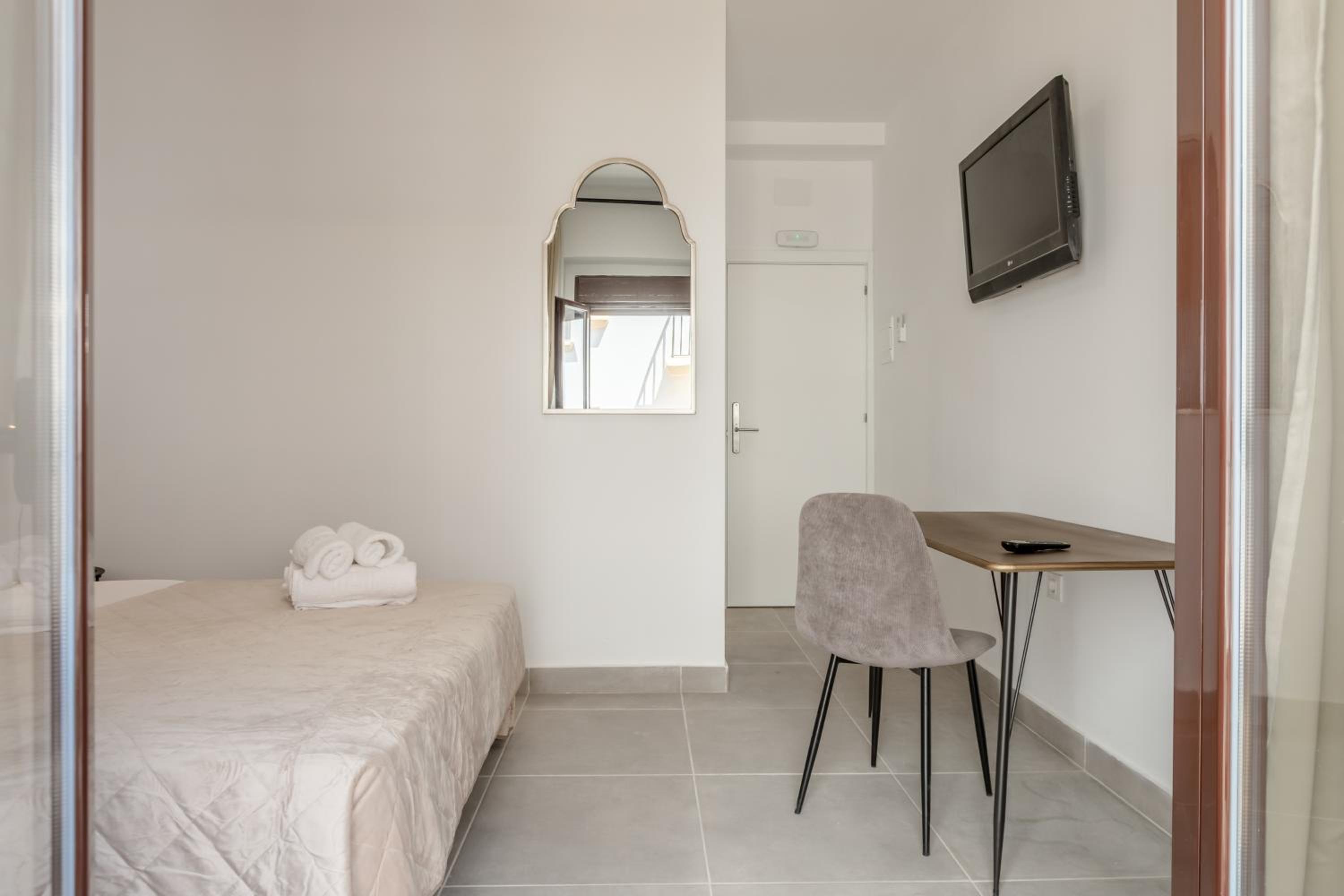Standard Double Room - Photo 9