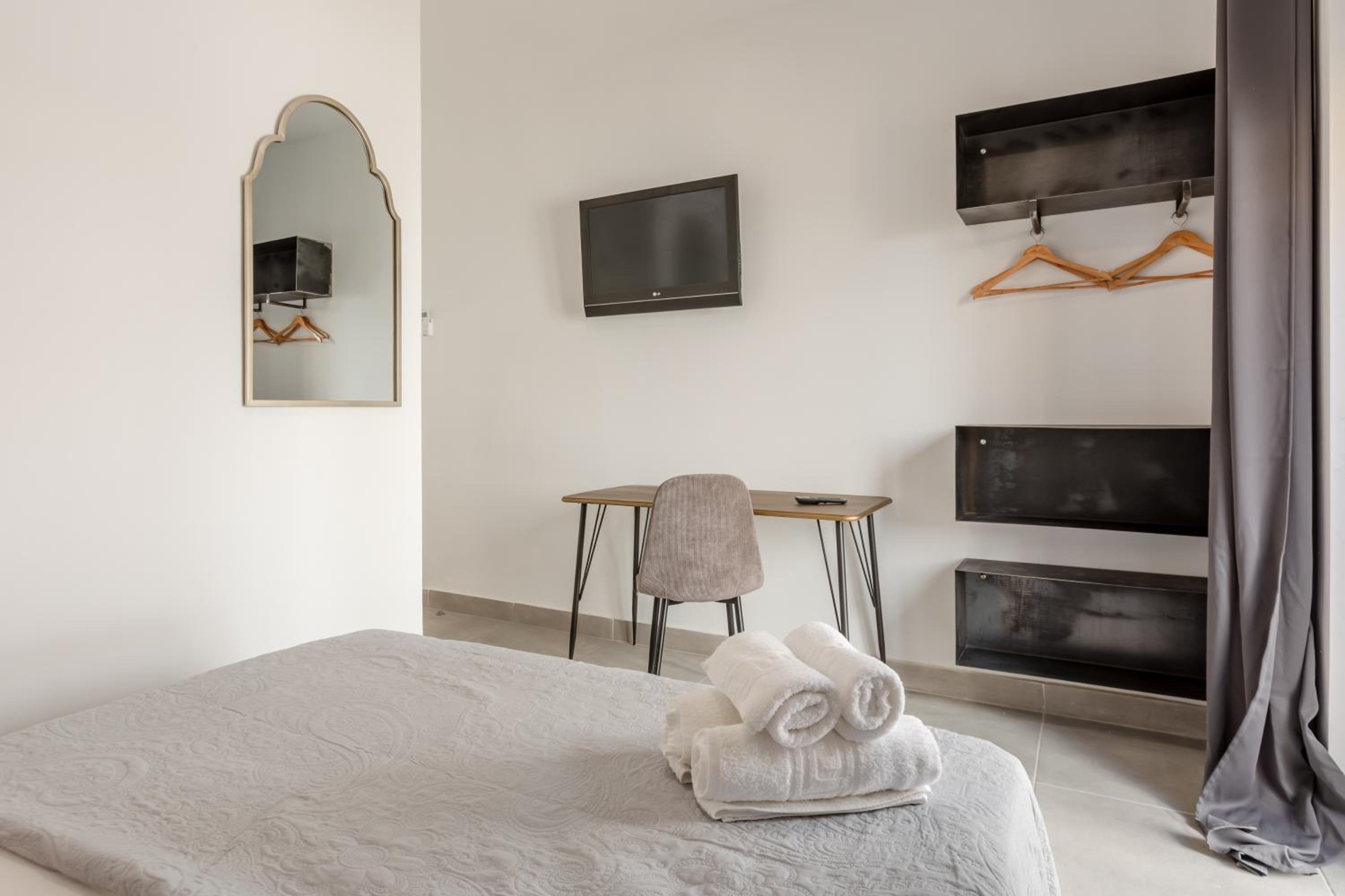 Standard Double Room - Photo 16