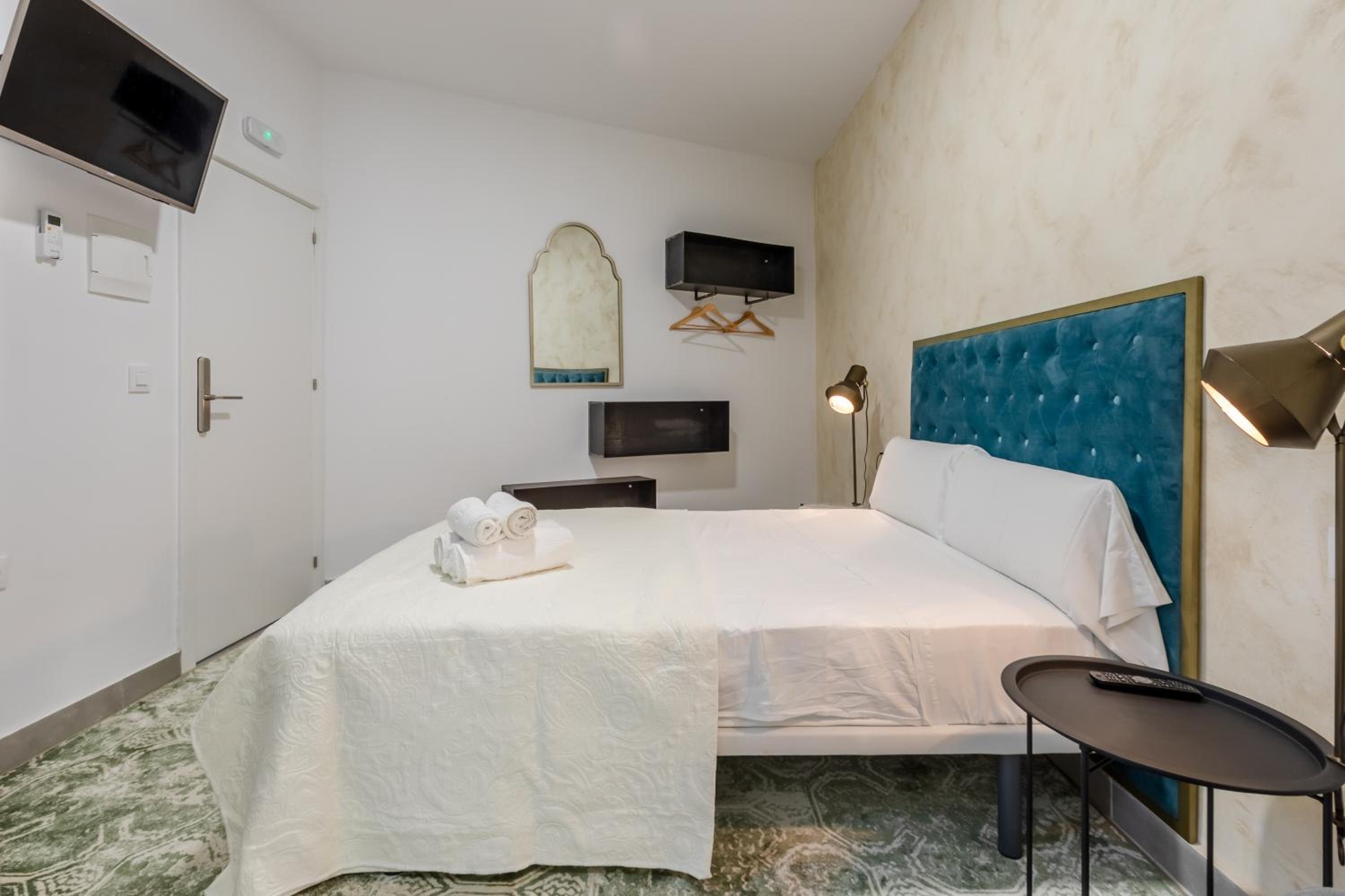 Standard Double Room - Photo 12
