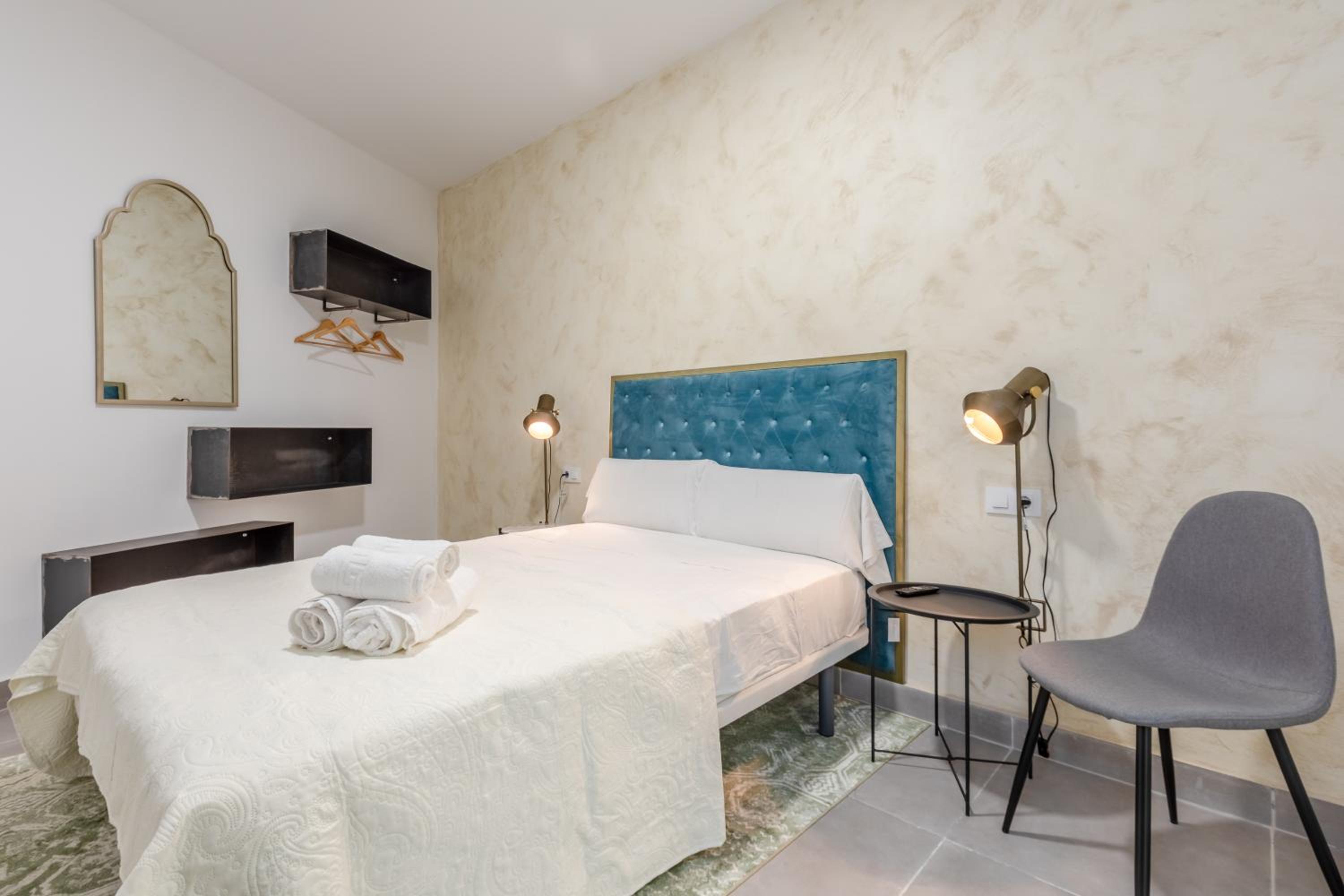 Standard Double Room - Photo 11