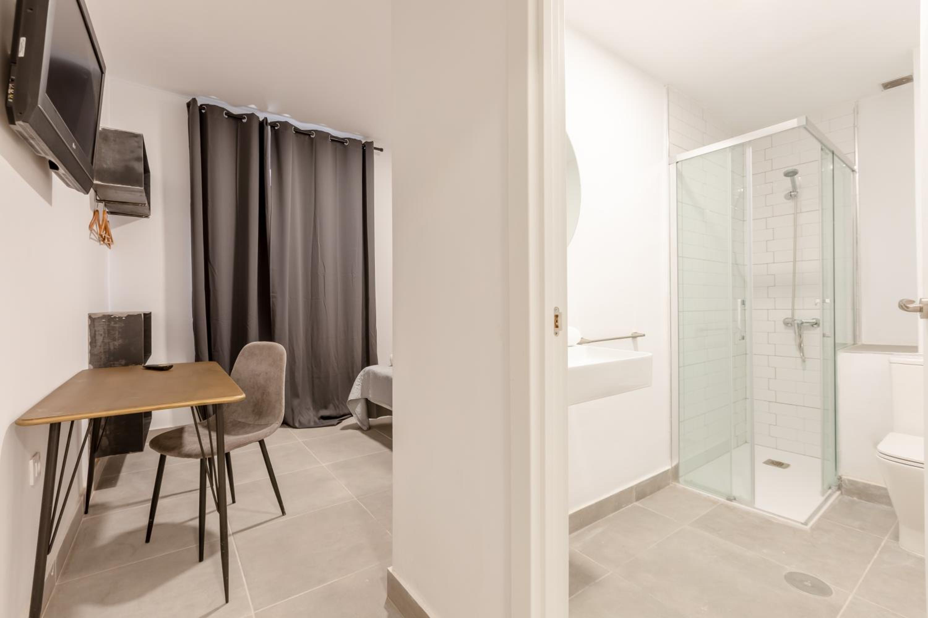 Standard Double Room - Photo 10