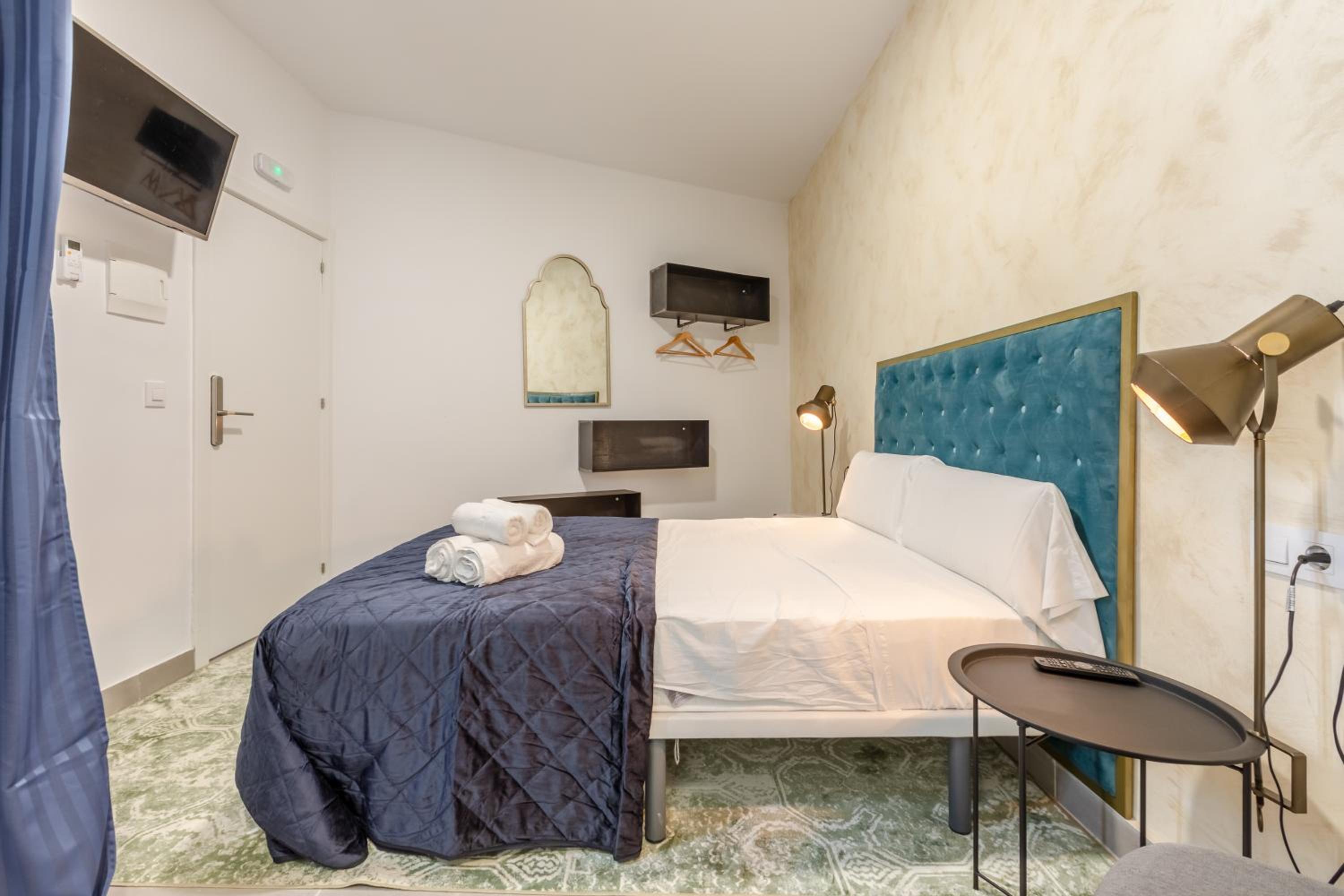 Standard Double Room - Photo 23