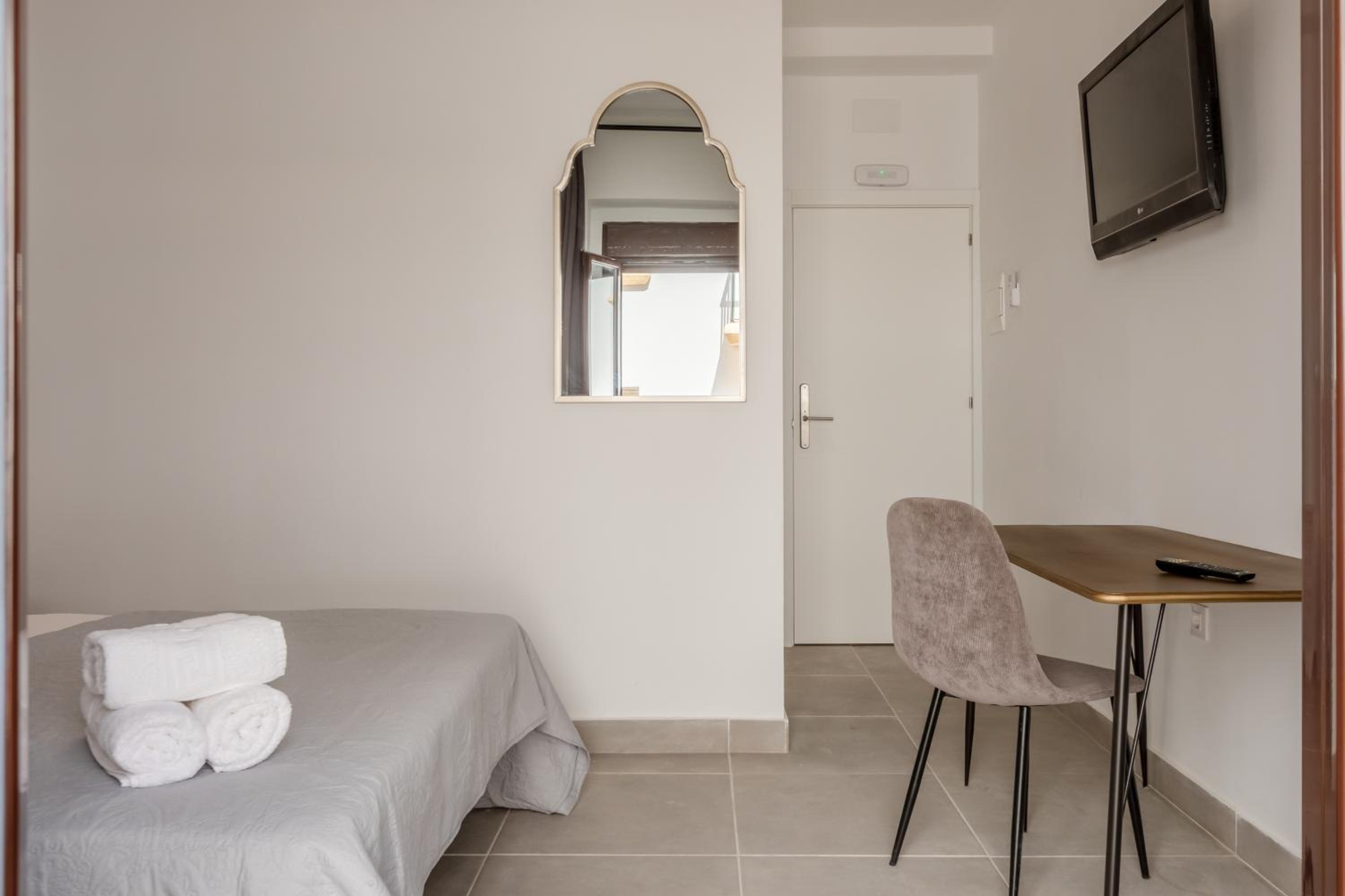 Standard Double Room - Photo 22