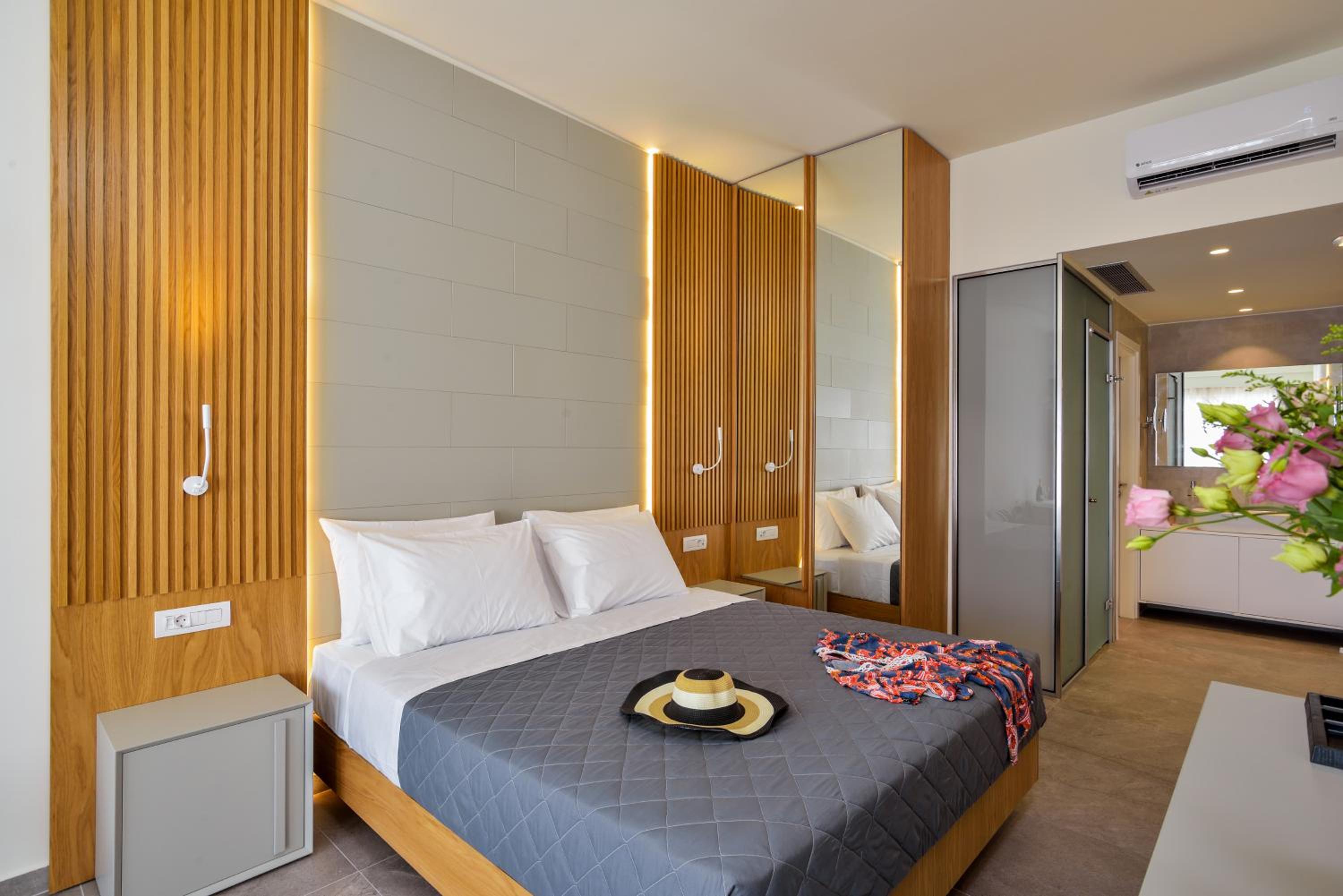 Deluxe Double Room - Photo 13
