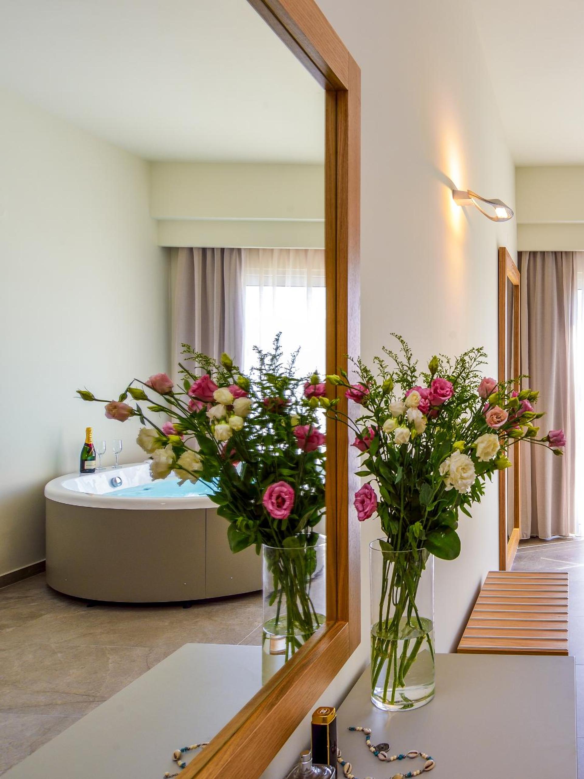 Deluxe Double Room - Photo 9