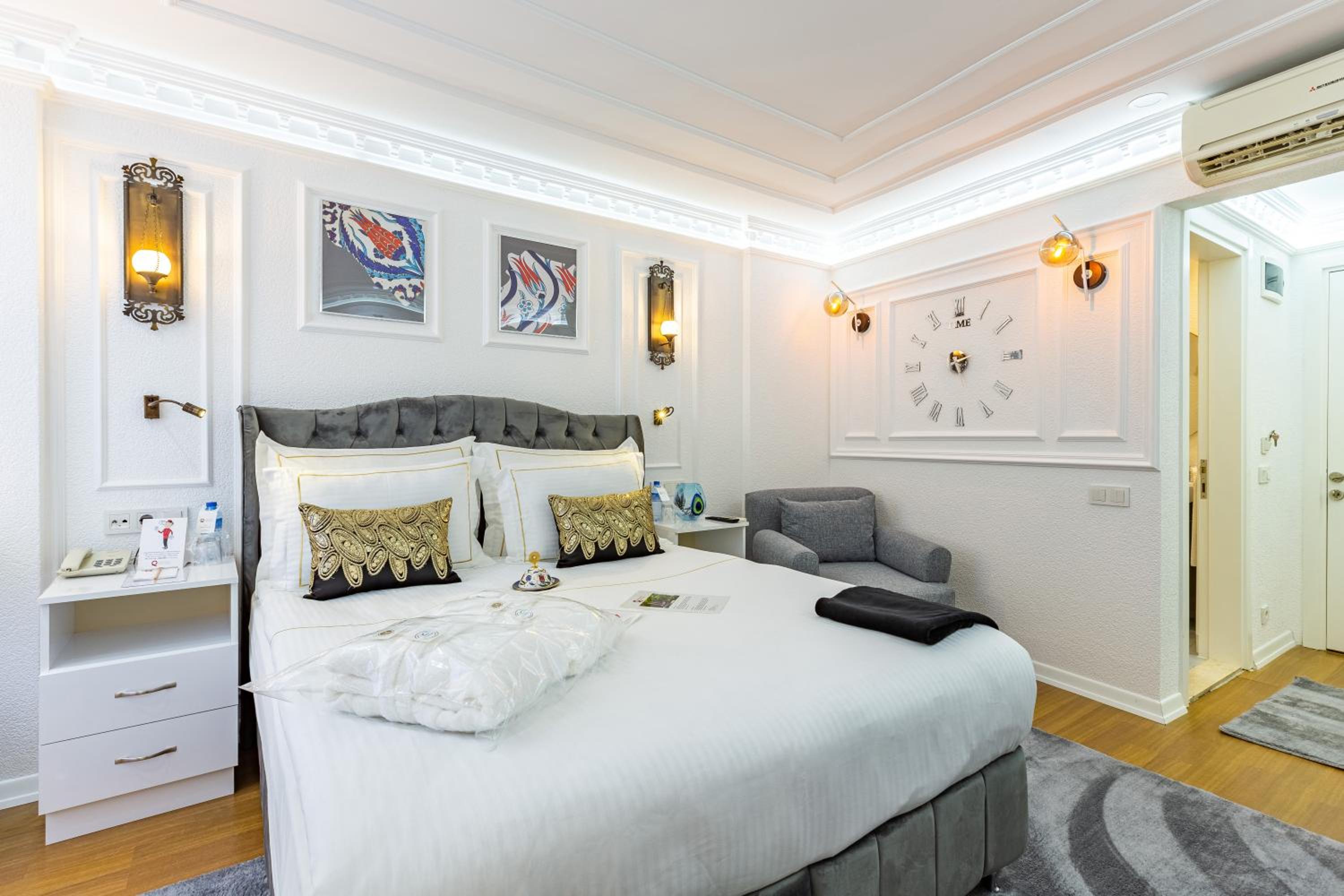 Deluxe Double Room (2 Adults + 1 Child) photo 2