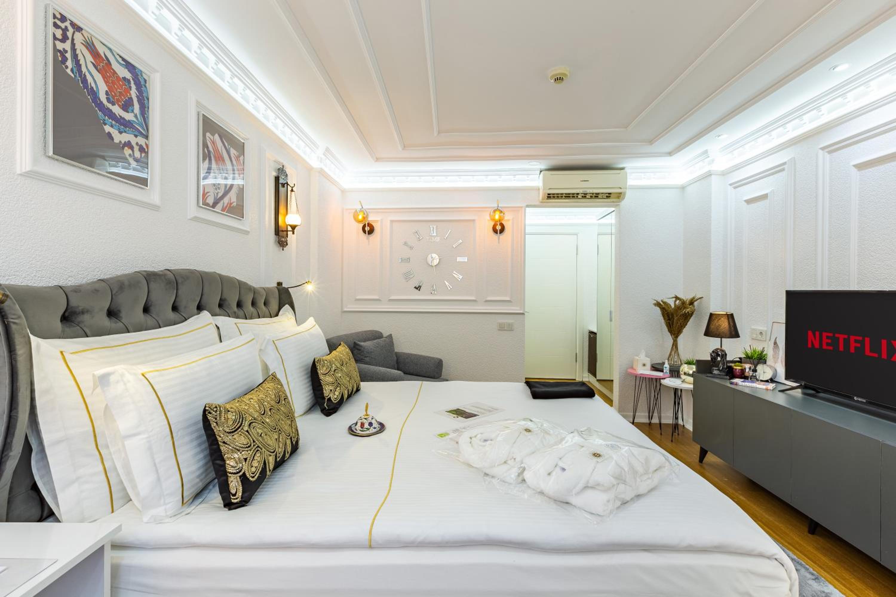 Deluxe Double Room (2 Adults + 1 Child)