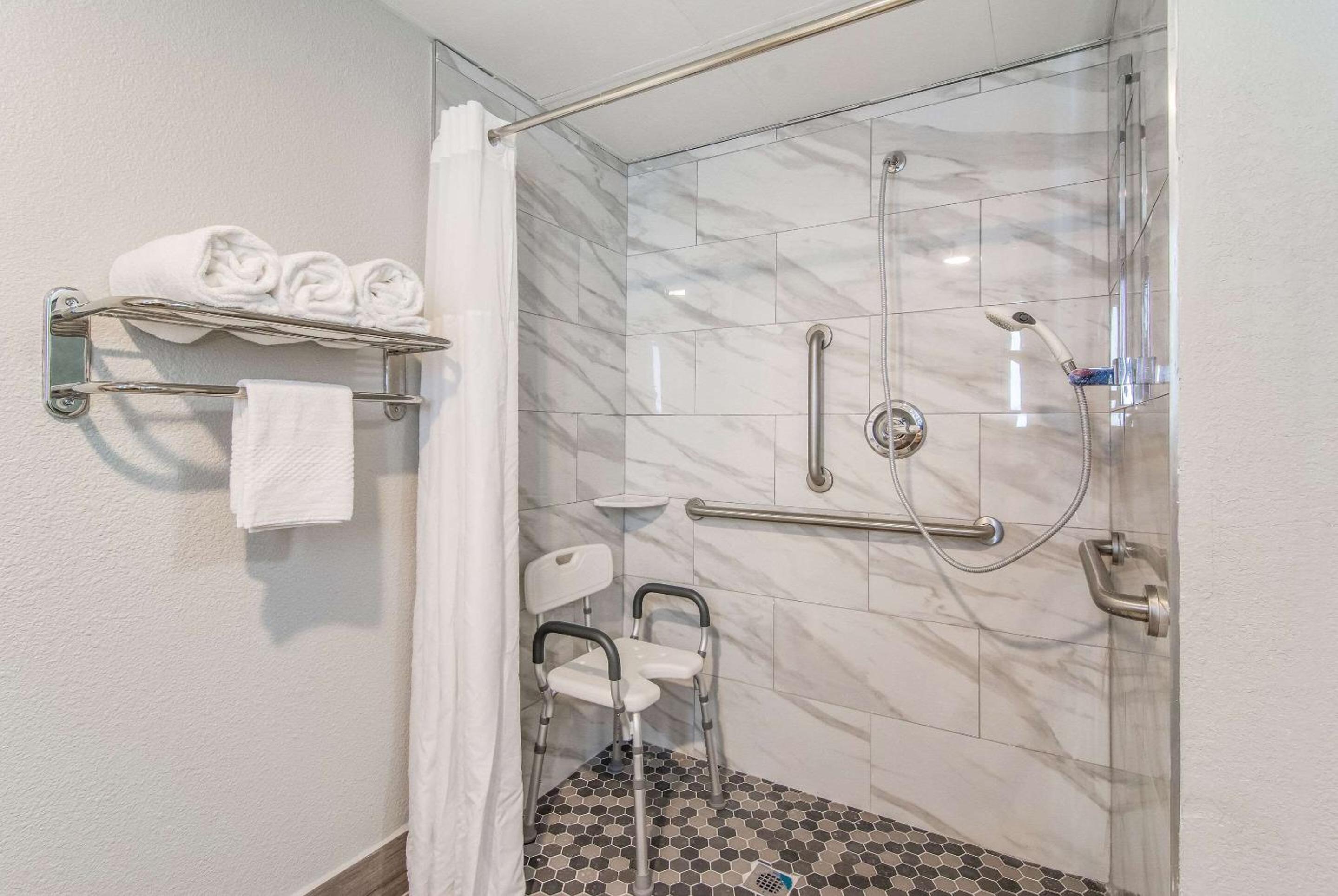 King Room - Accessible/Non-Smoking - Photo 2