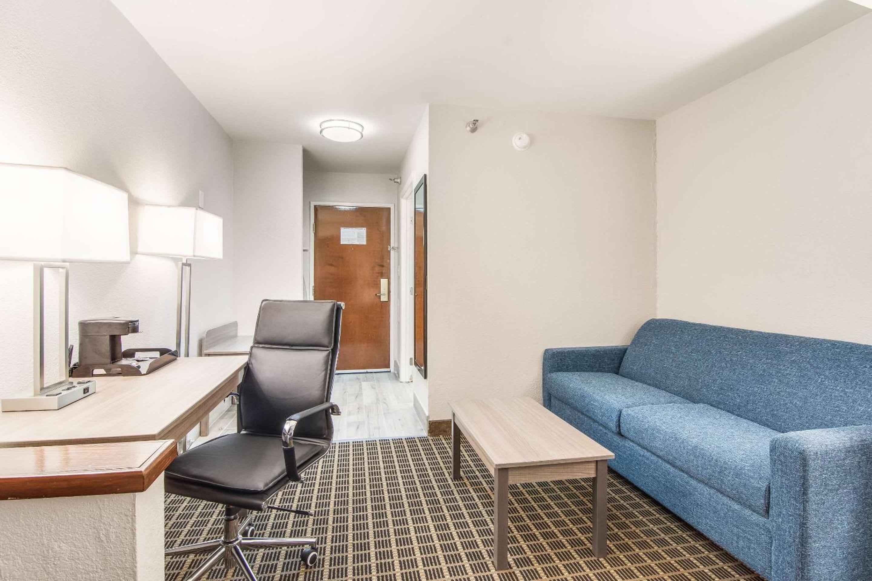 King Suite - Non-Smoking - Photo 4