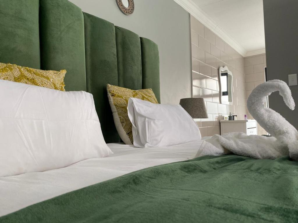 Deluxe King Suite - Photo 17