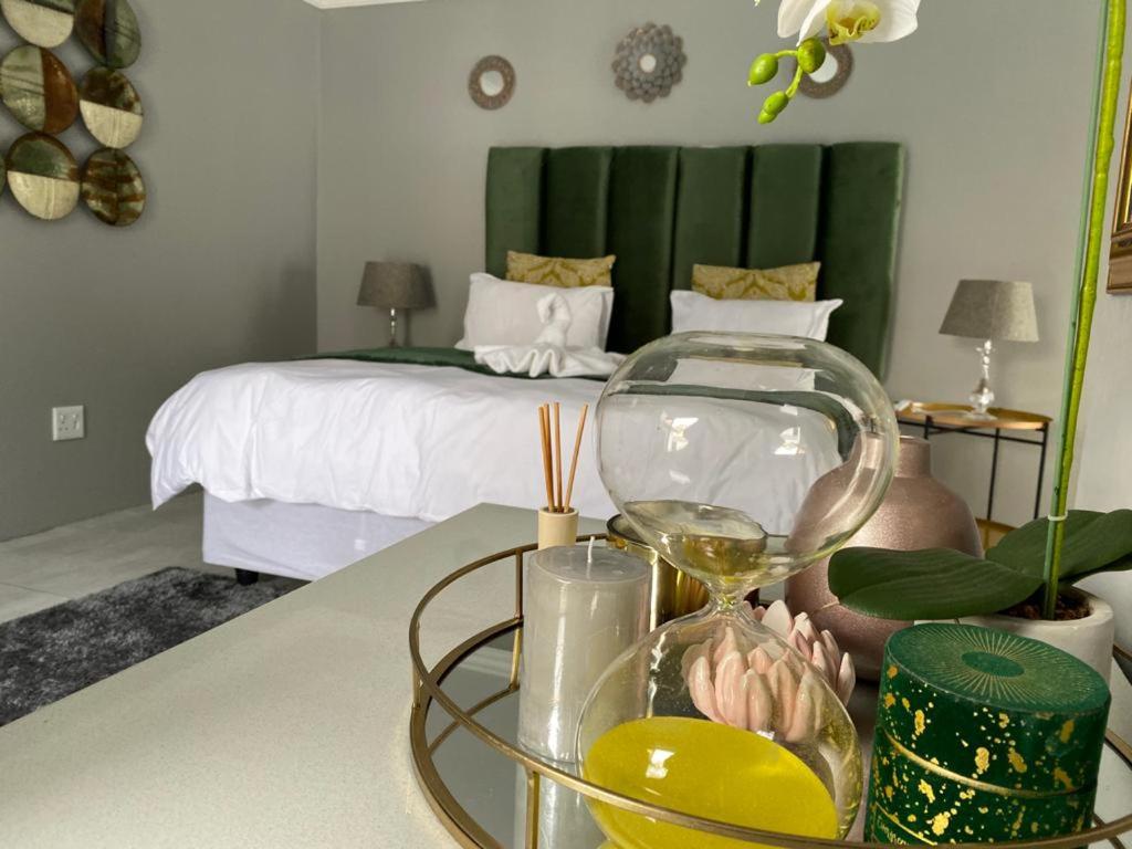 Deluxe King Suite - Photo 16