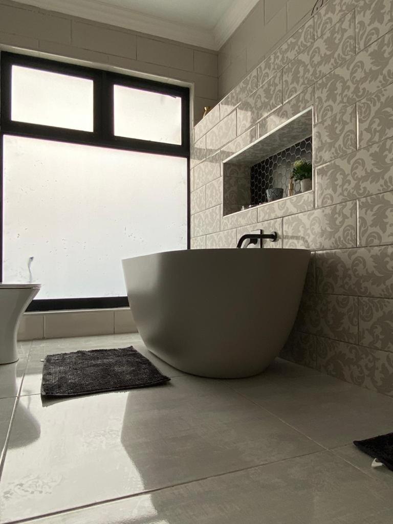 Deluxe King Suite - Photo 8