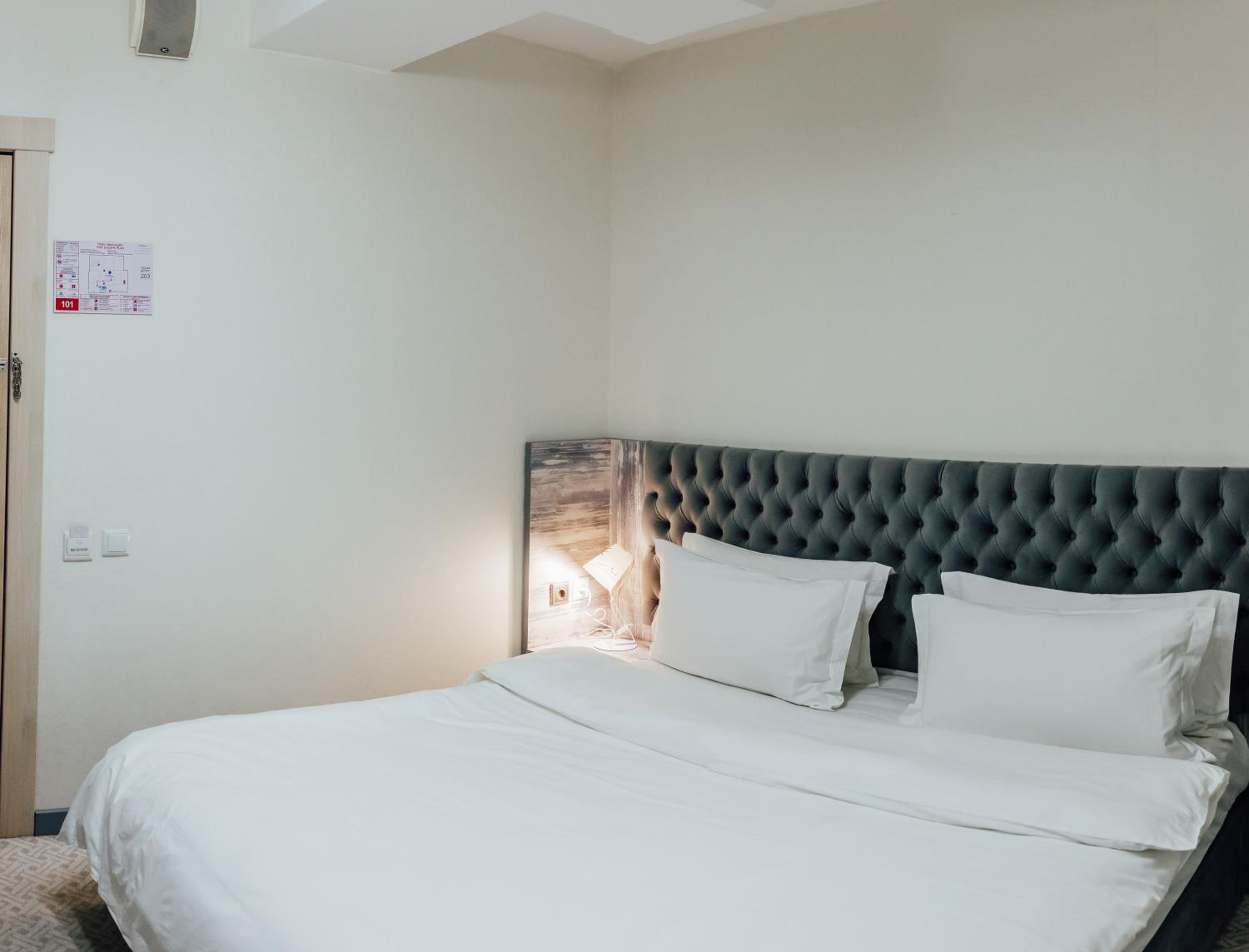 Standard Double or Twin Room - Photo 12