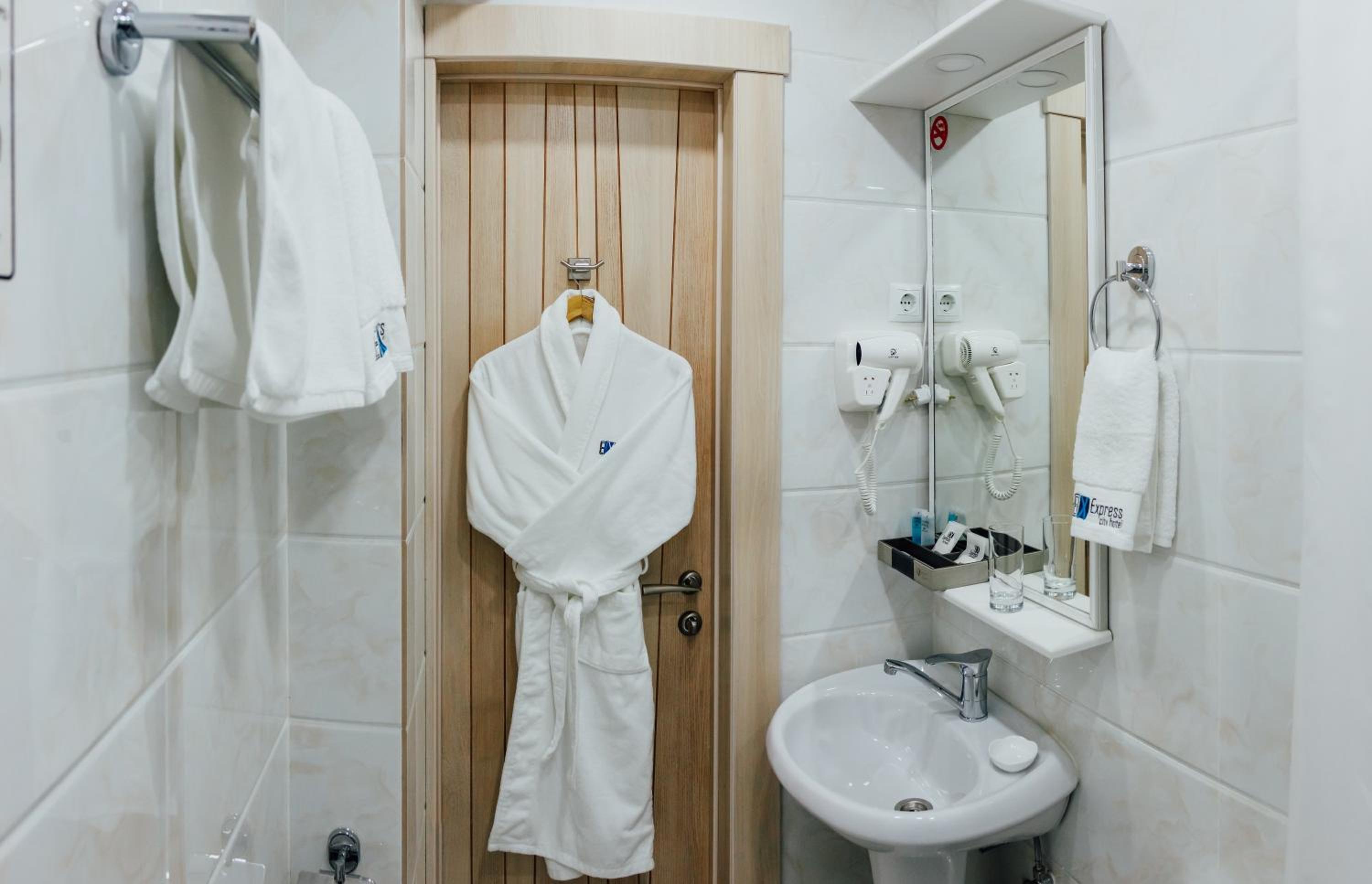 Standard Double or Twin Room - Photo 18