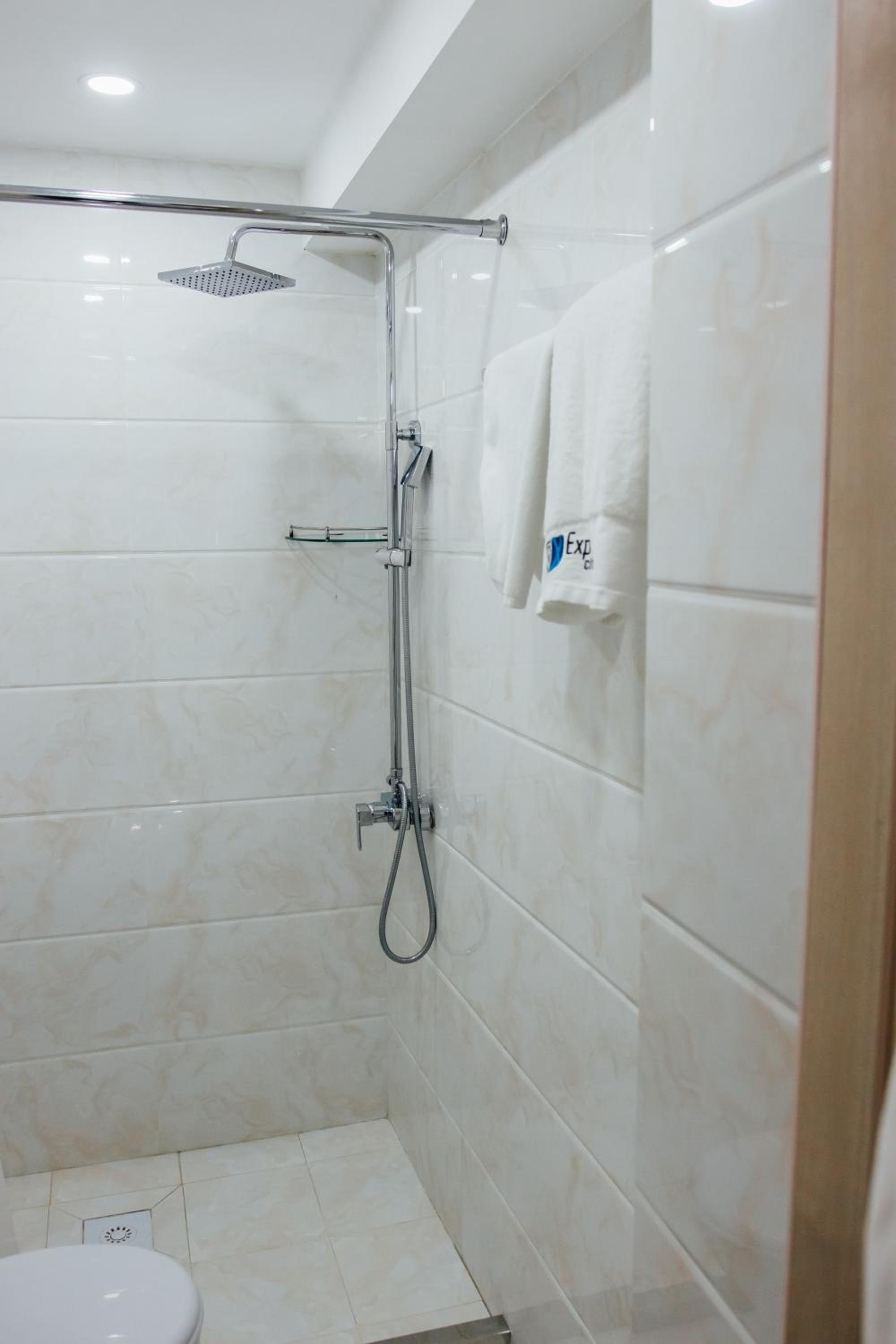 Standard Double or Twin Room - Photo 17