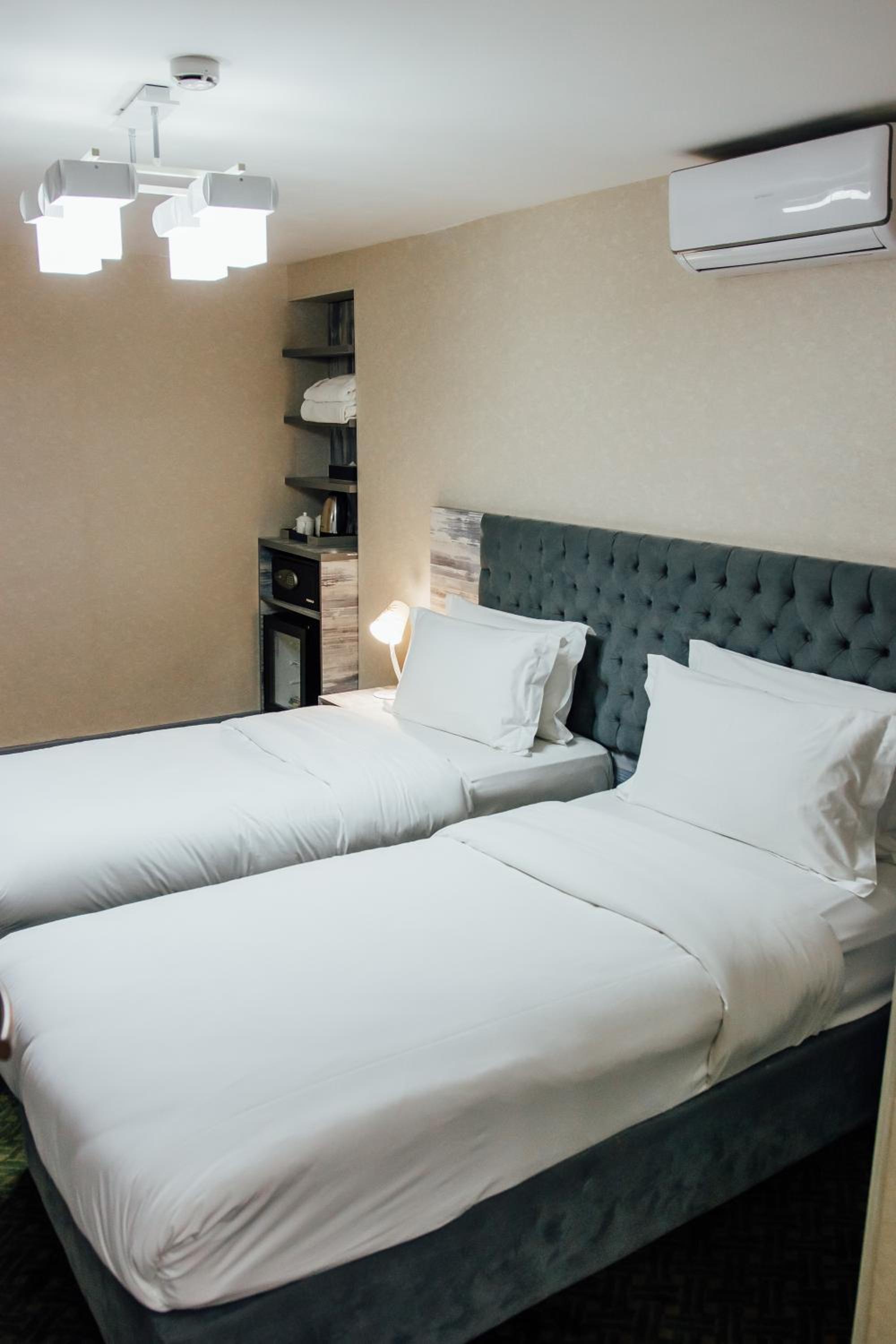 Standard Double or Twin Room - Photo 13