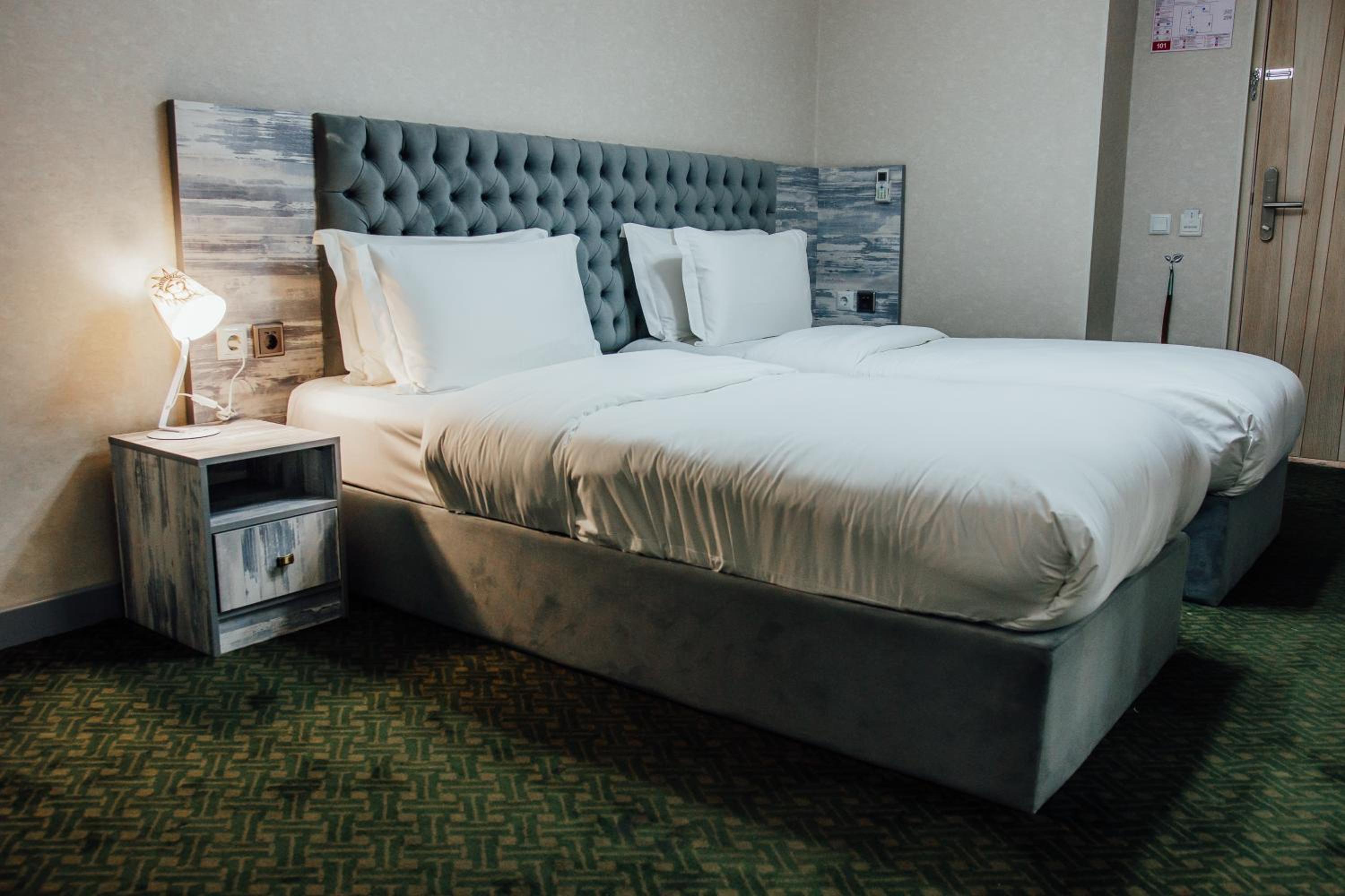 Standard Double or Twin Room - Photo 11