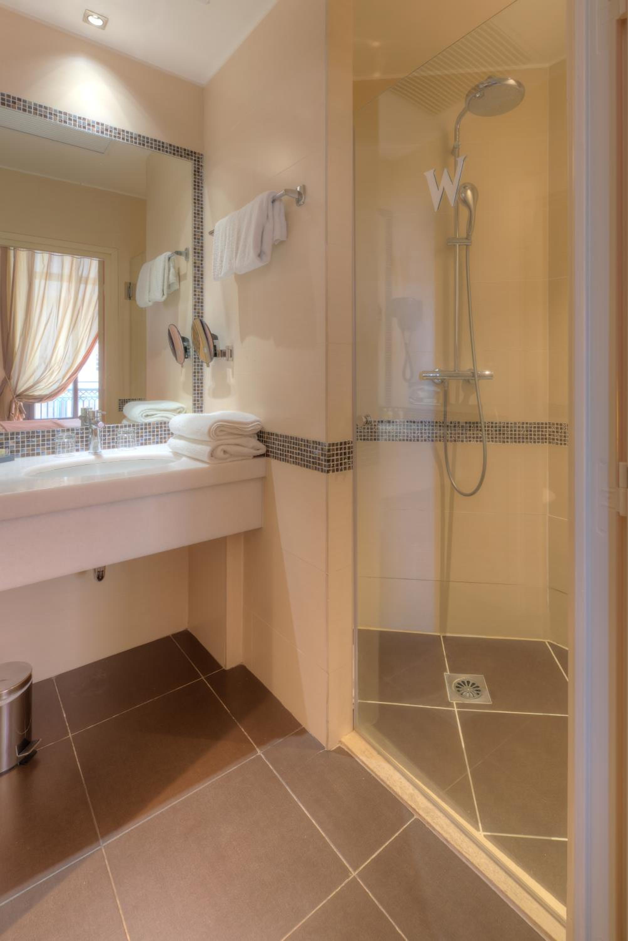 Superior Room with City View - Photo 5