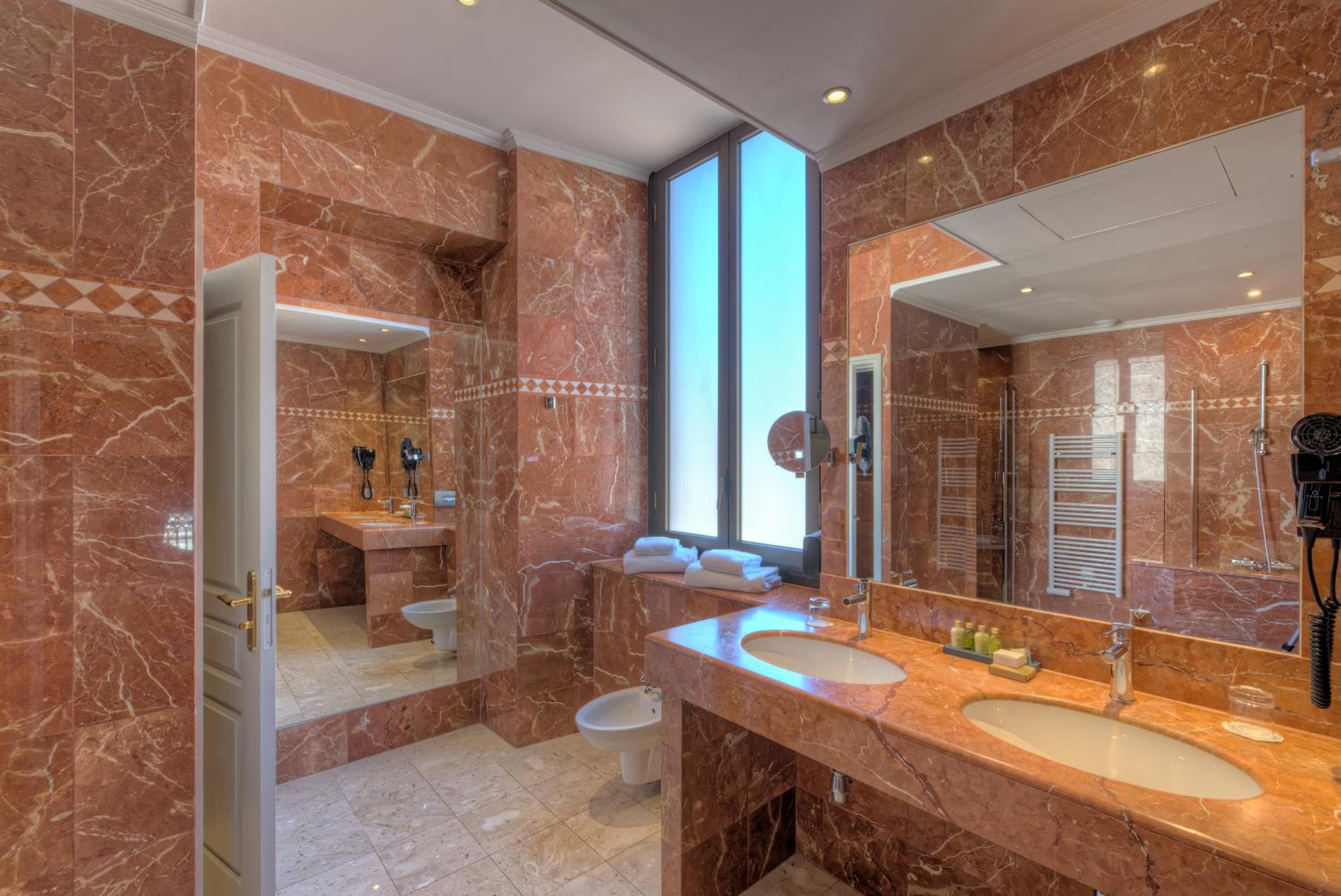 Suite with City View - Photo 8