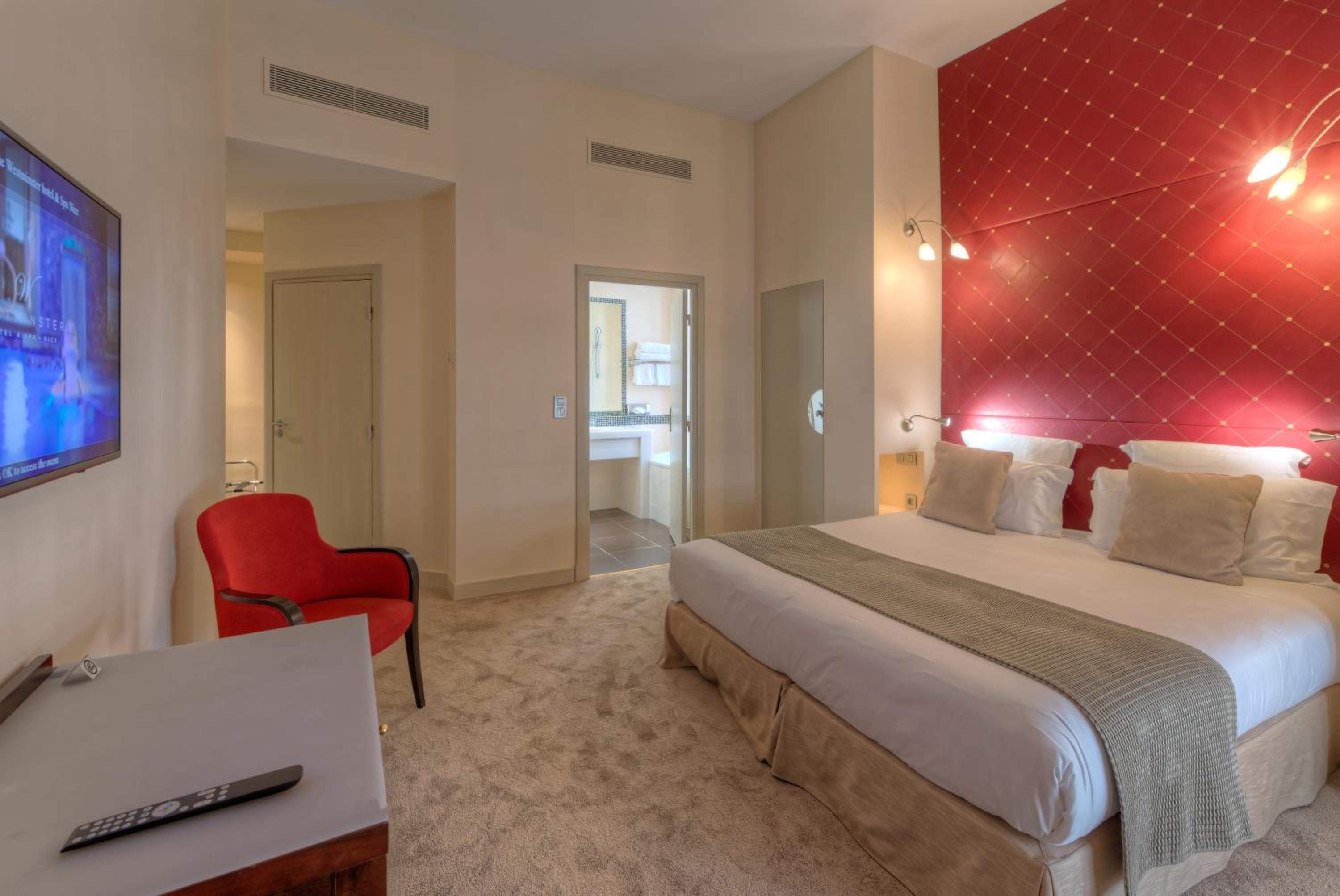 Superior Room with City View - Photo 10