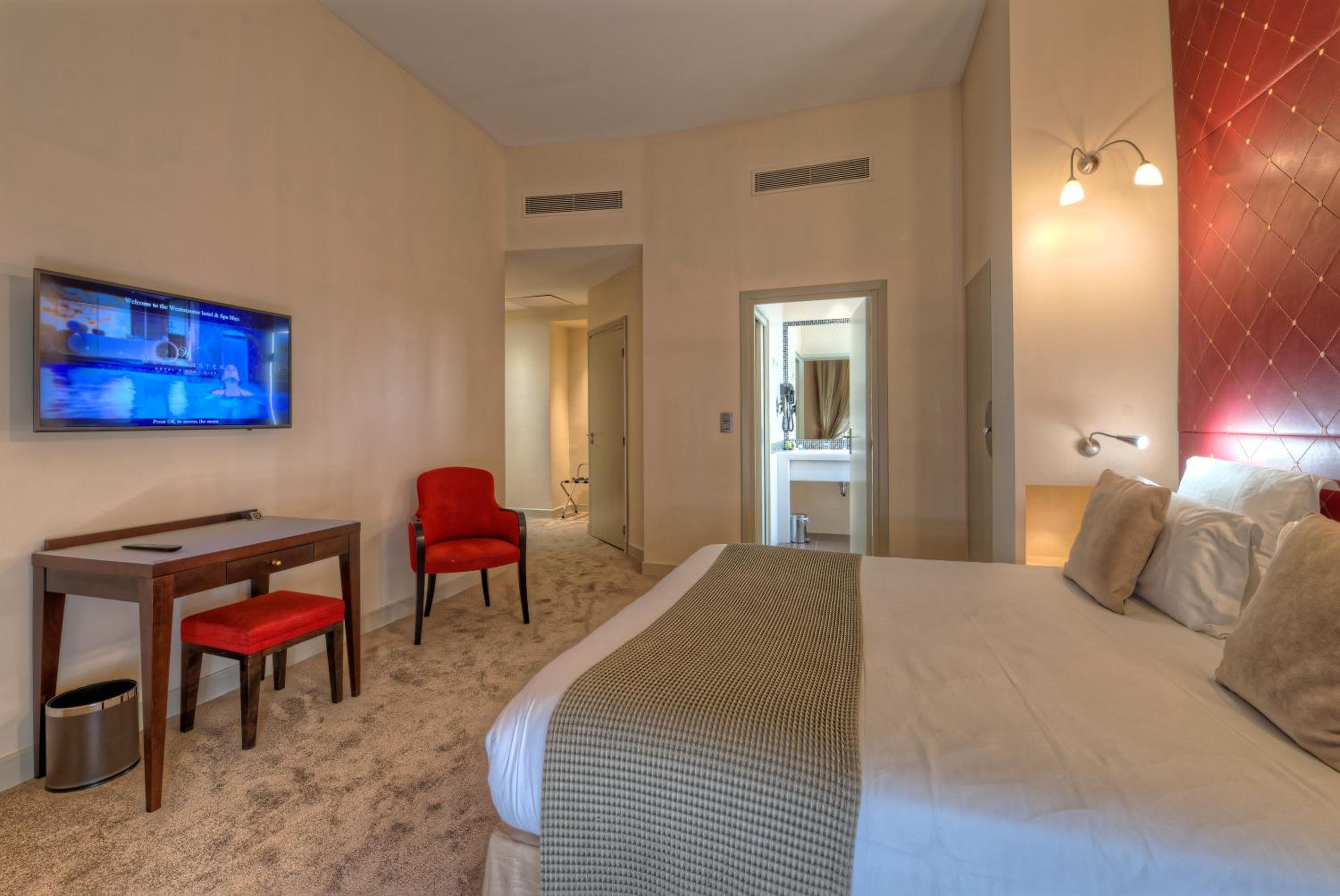 Superior Room with City View - Photo 9