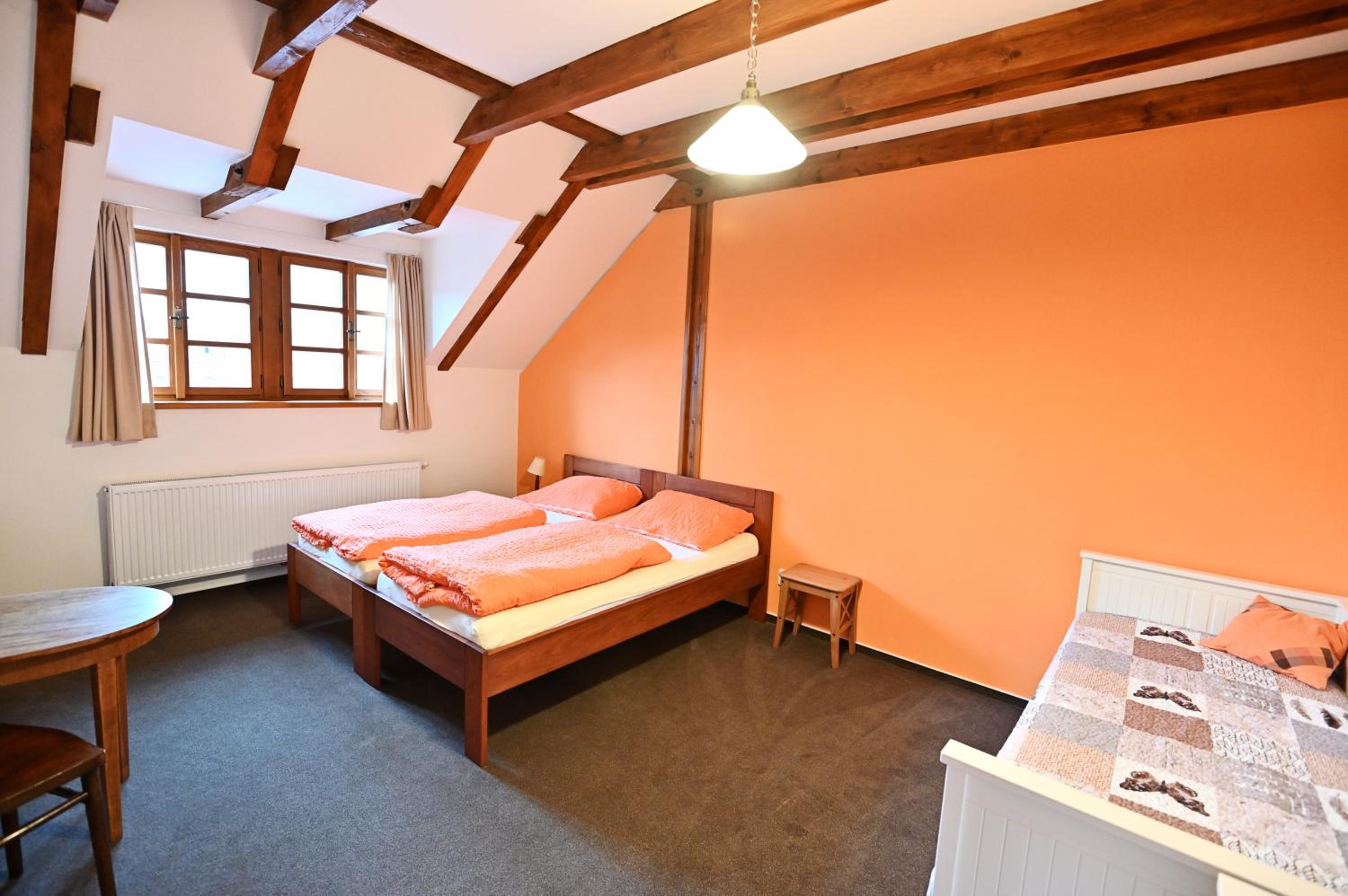 Eight-Bedroom House photo 3
