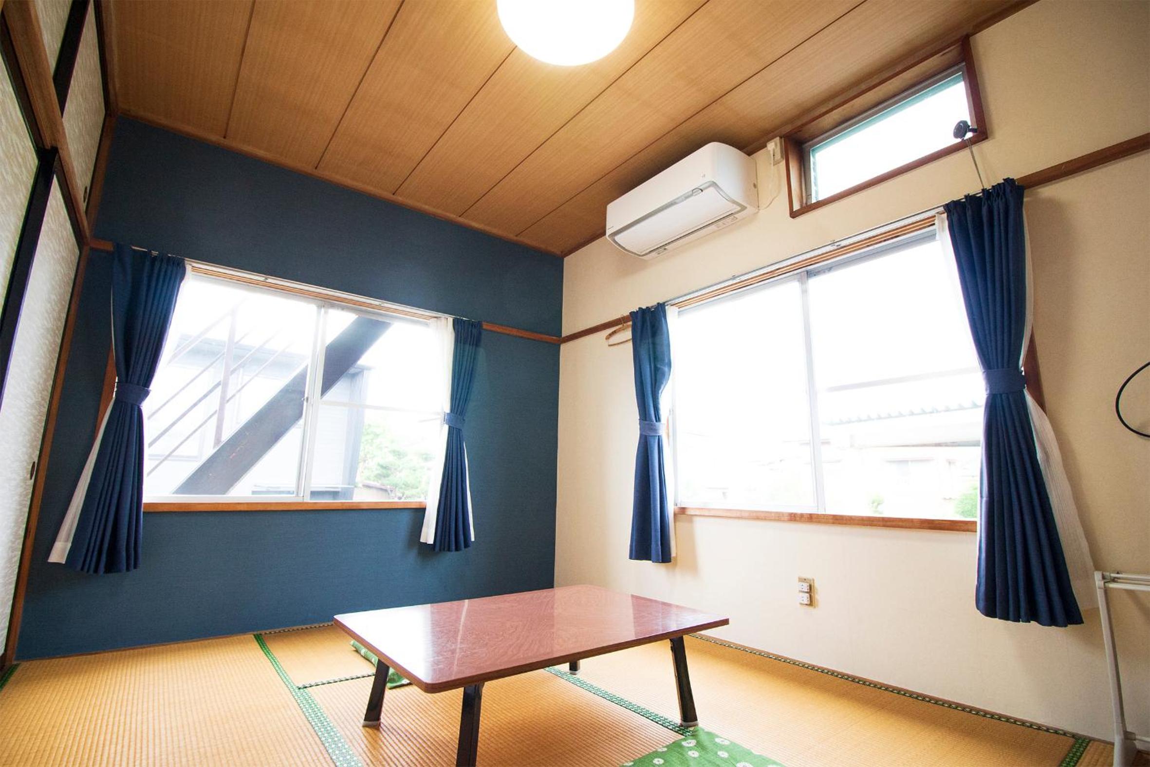Economy Twin Room - Photo 3