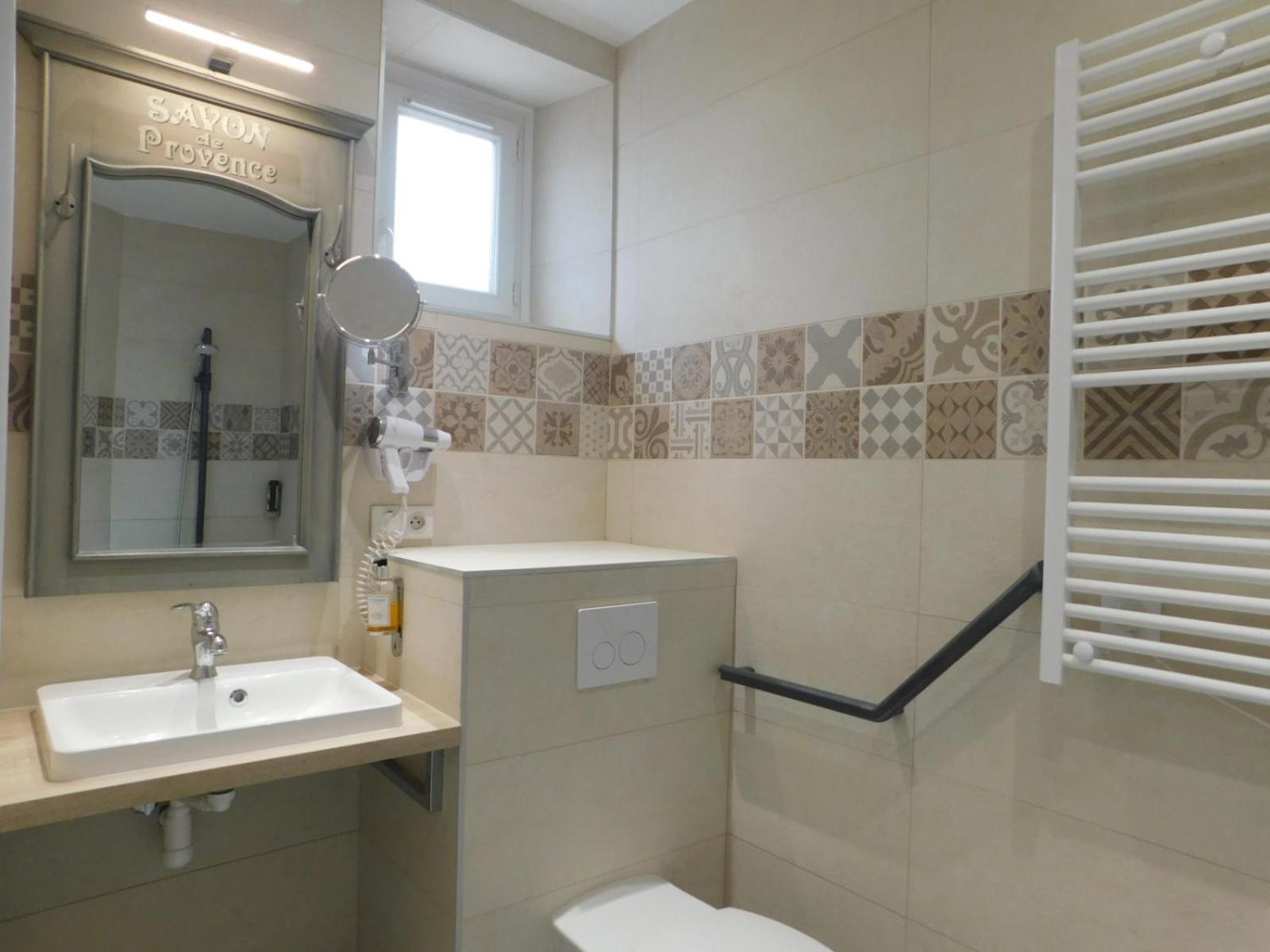 Large Double Room - Photo 6