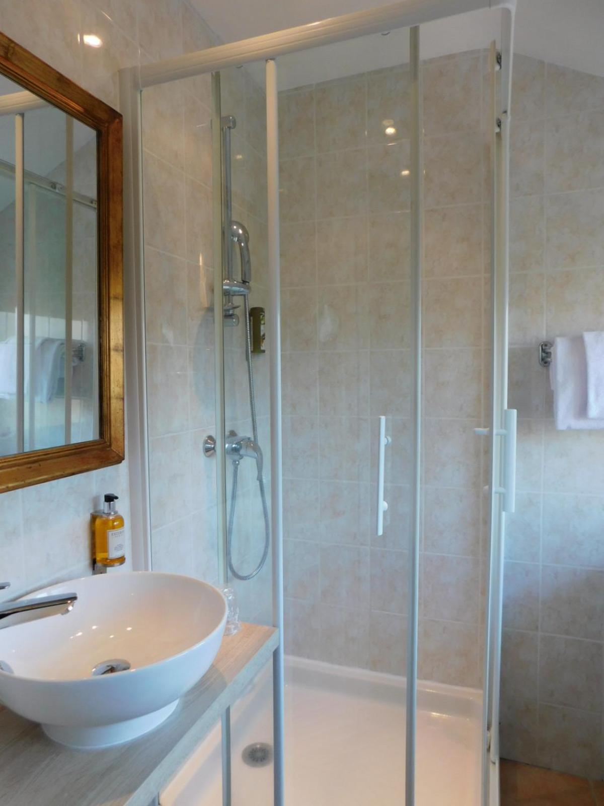 Standard Double Room - Photo 16