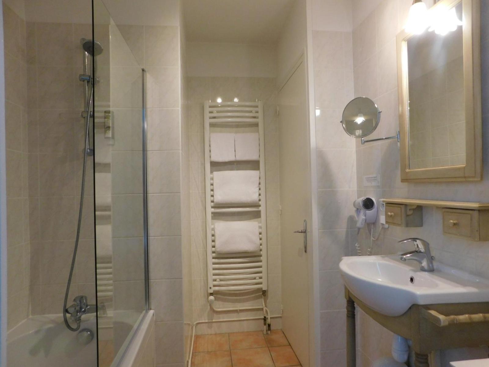 Standard Double Room - Photo 17