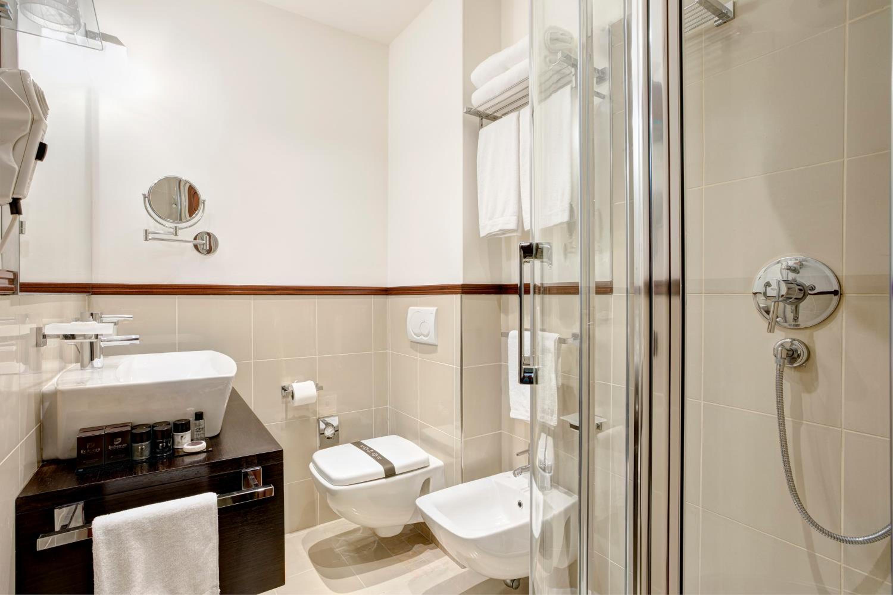 Superior Suite - Photo 8