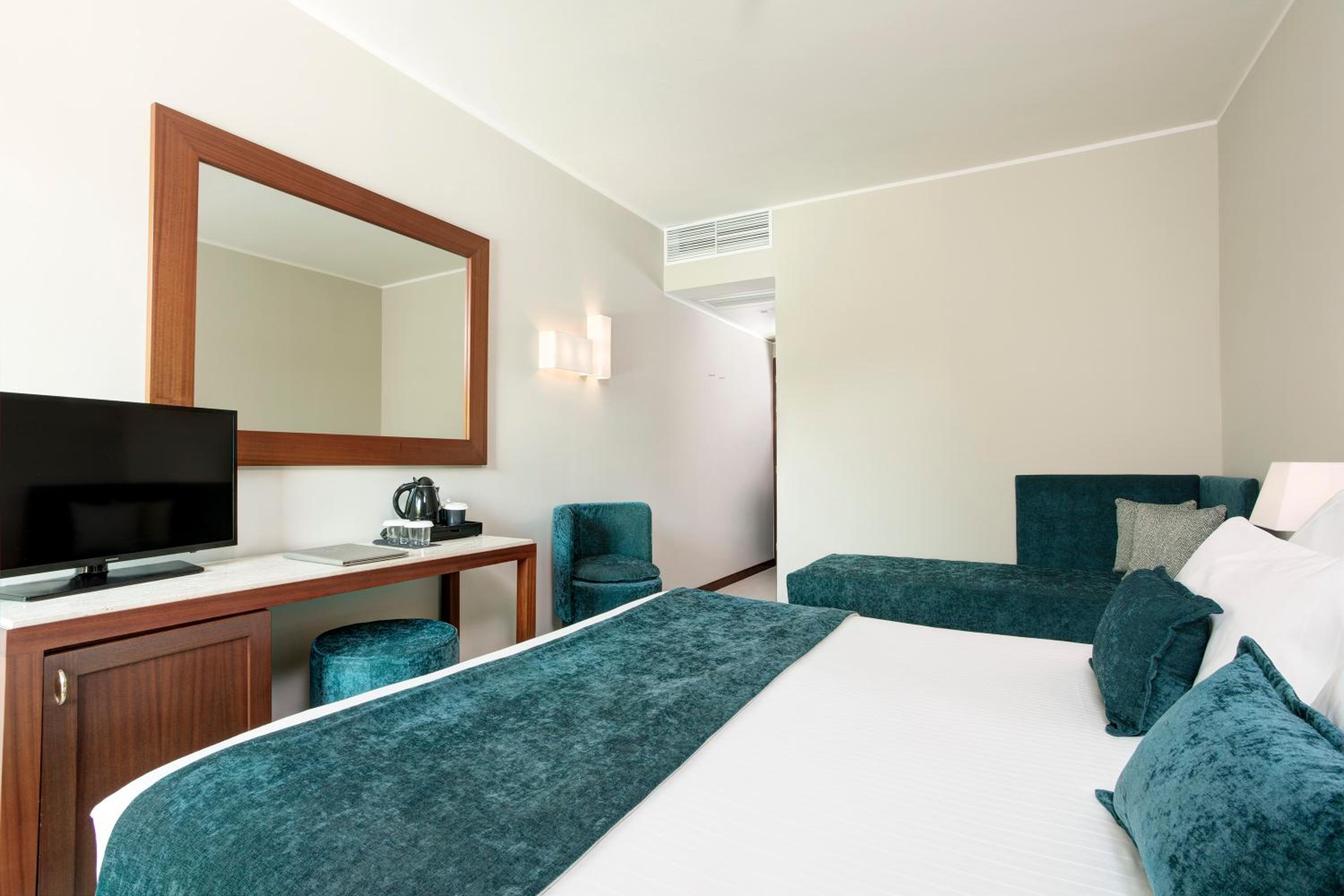 Superior Triple Room with Pinewood View Sea side - Photo 4