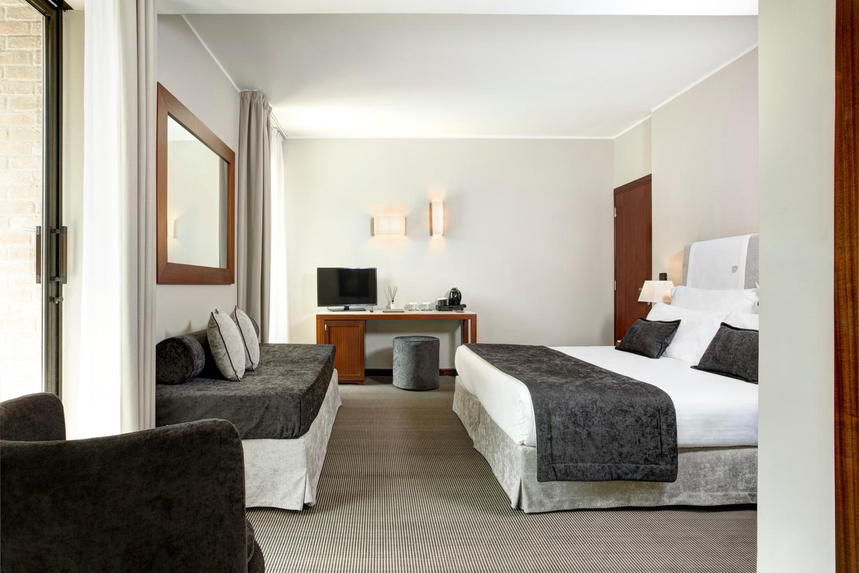Superior Suite - Photo 13