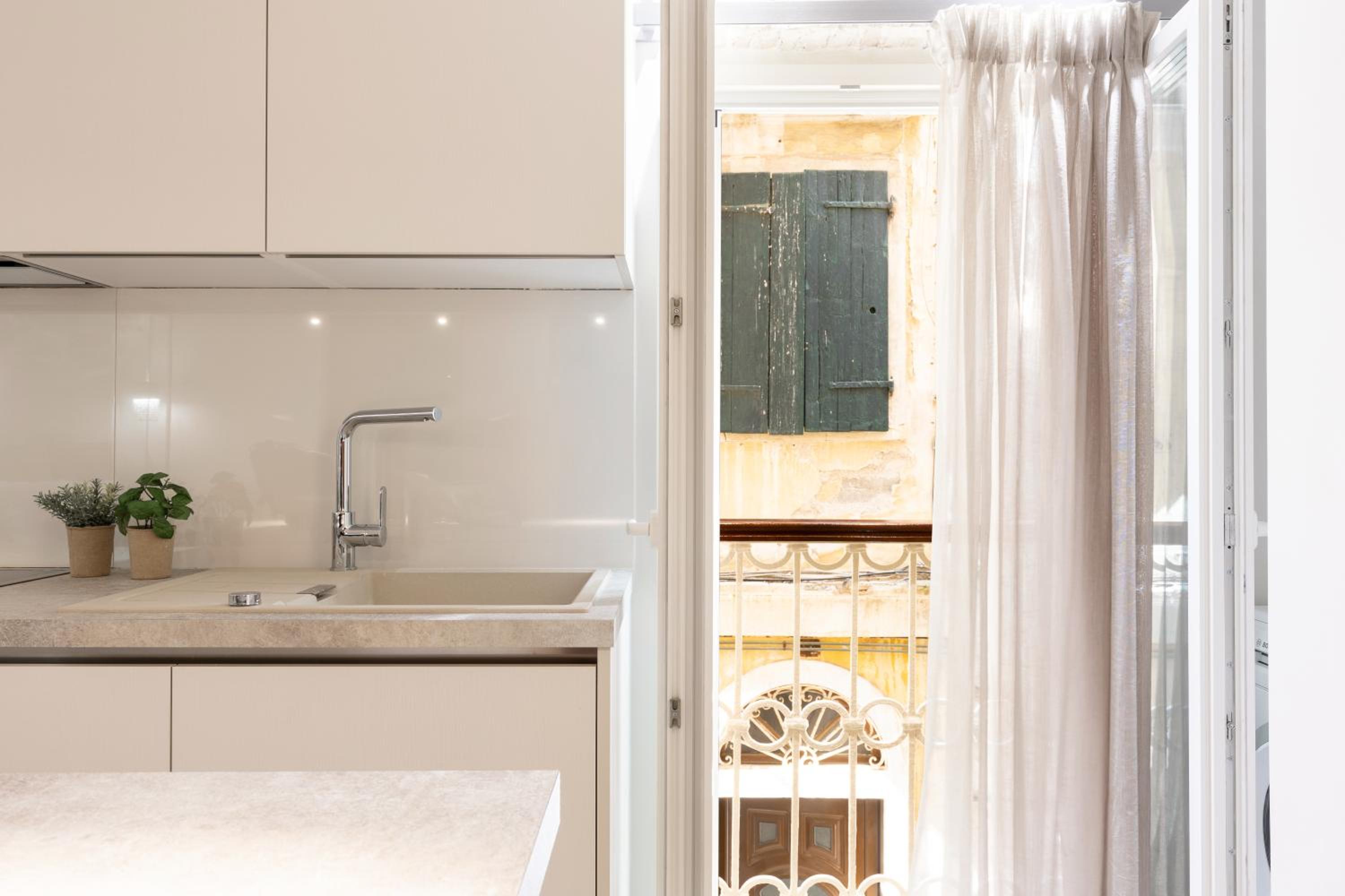 Petite Town Hall Apartment photo 2