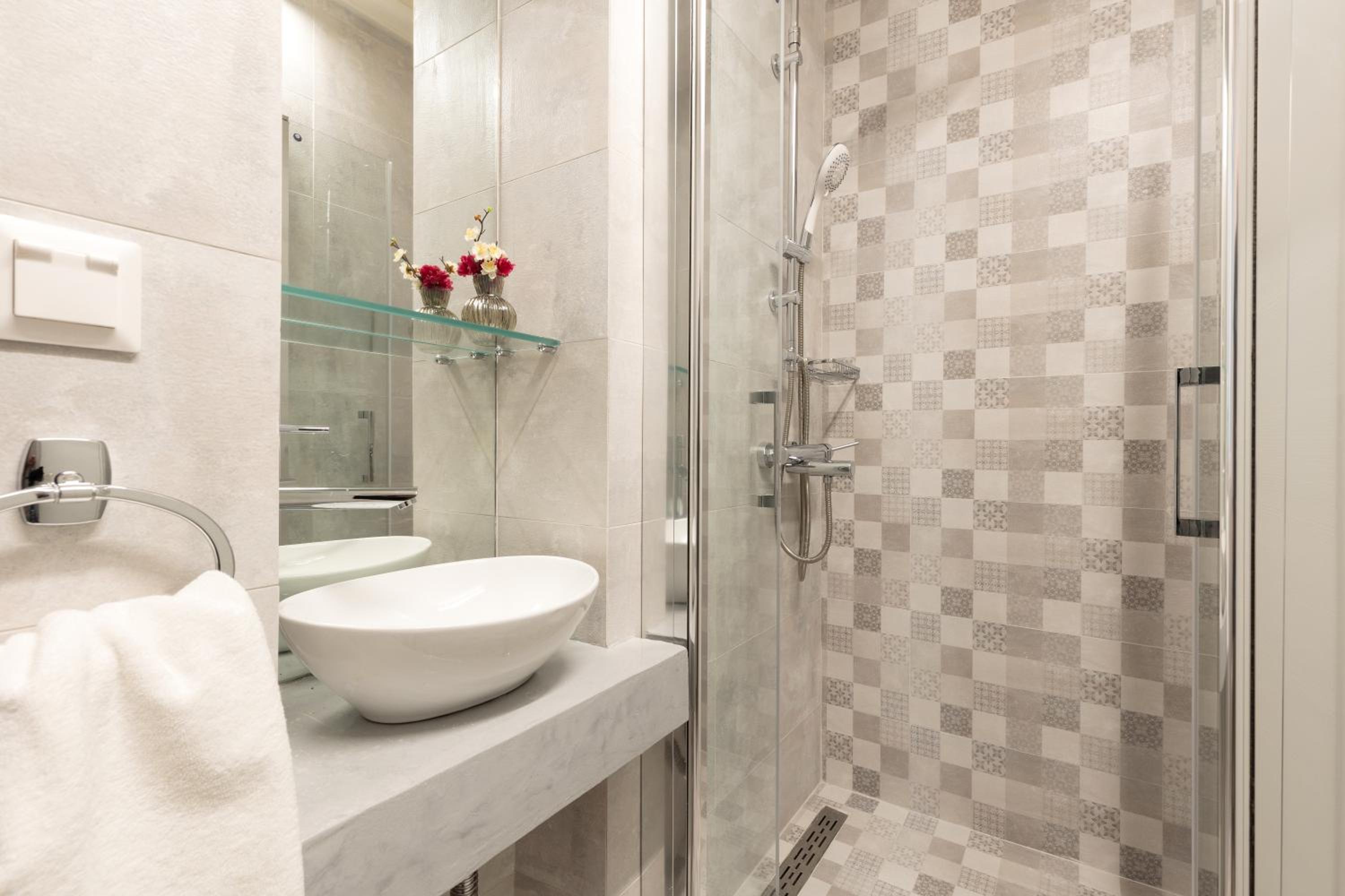 Petite Town Hall Apartment photo 3