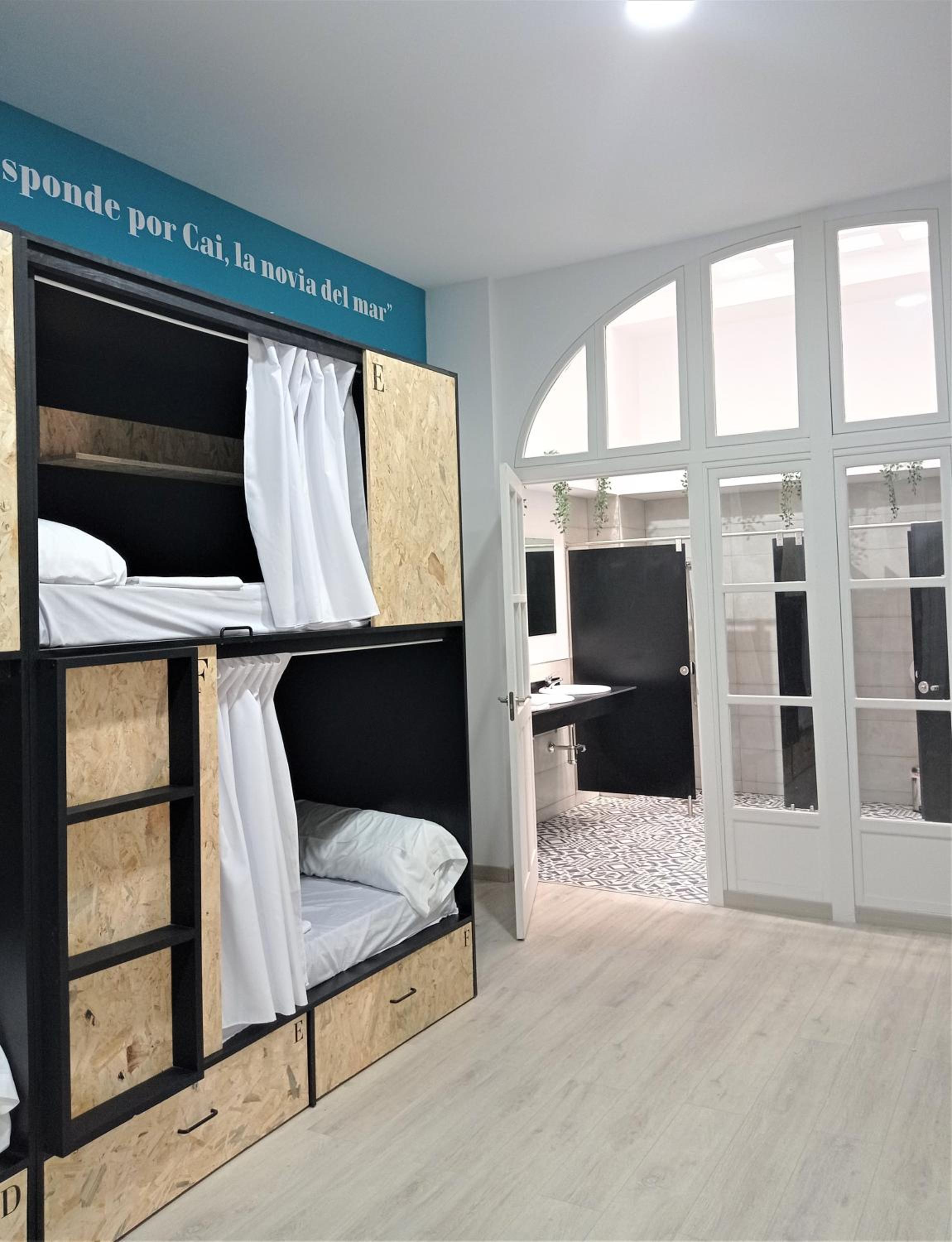 Cama individual en dormitorio compartido de 10 camas.
