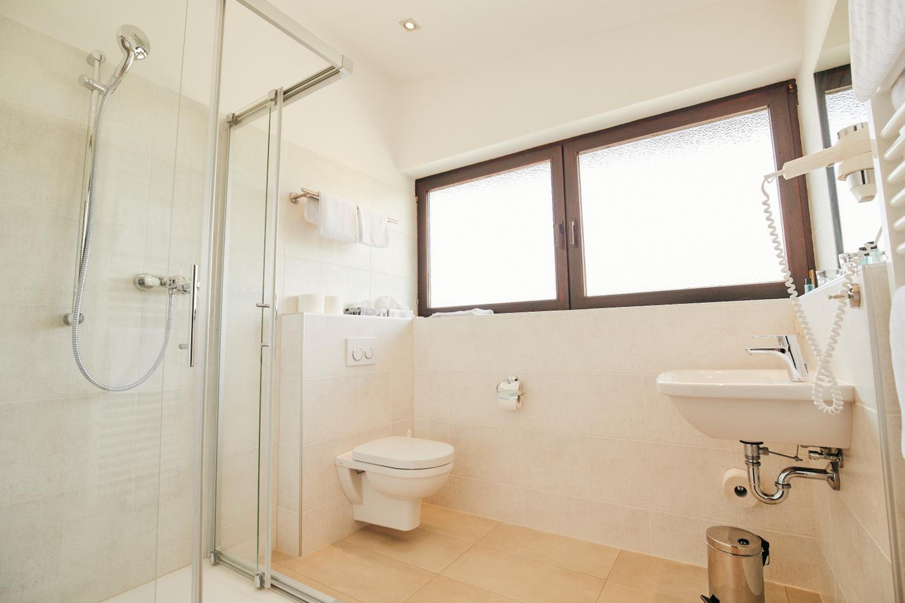 Double or Twin Room - Photo 4