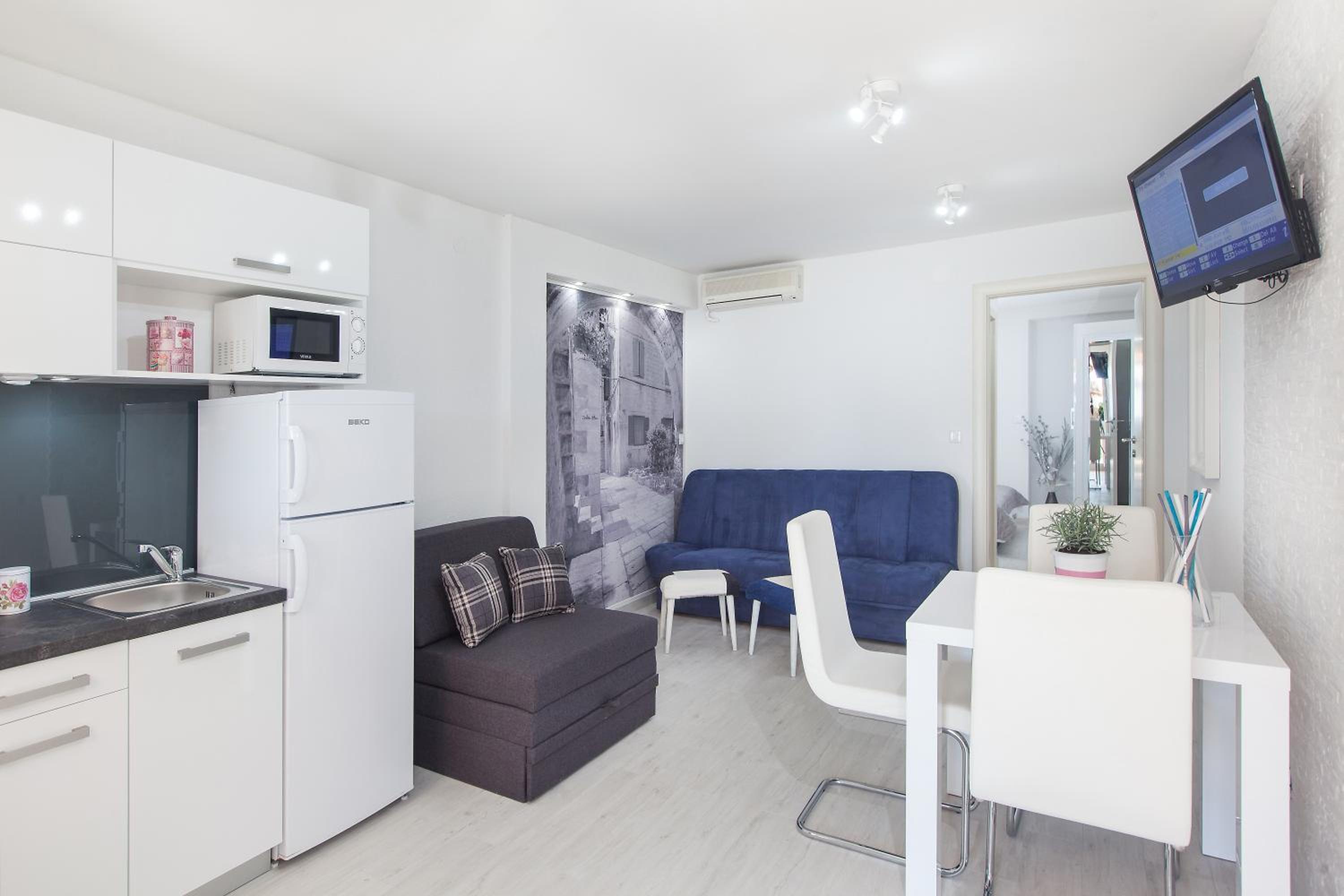 One-Bedroom Apartment with Terrace and Sea View photo 2