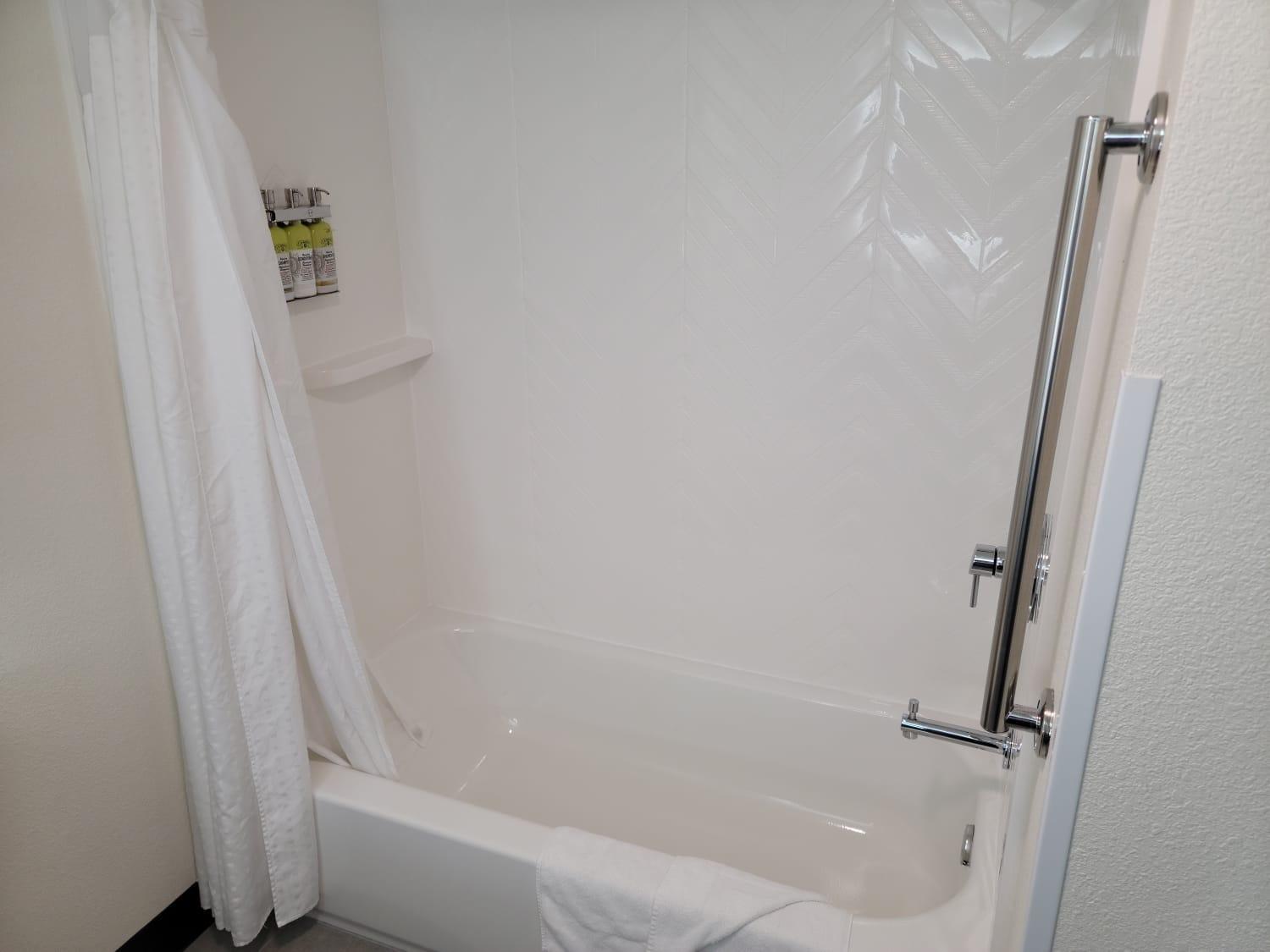 Queen Room with Two Queen Beds - Pool Side - Photo 4