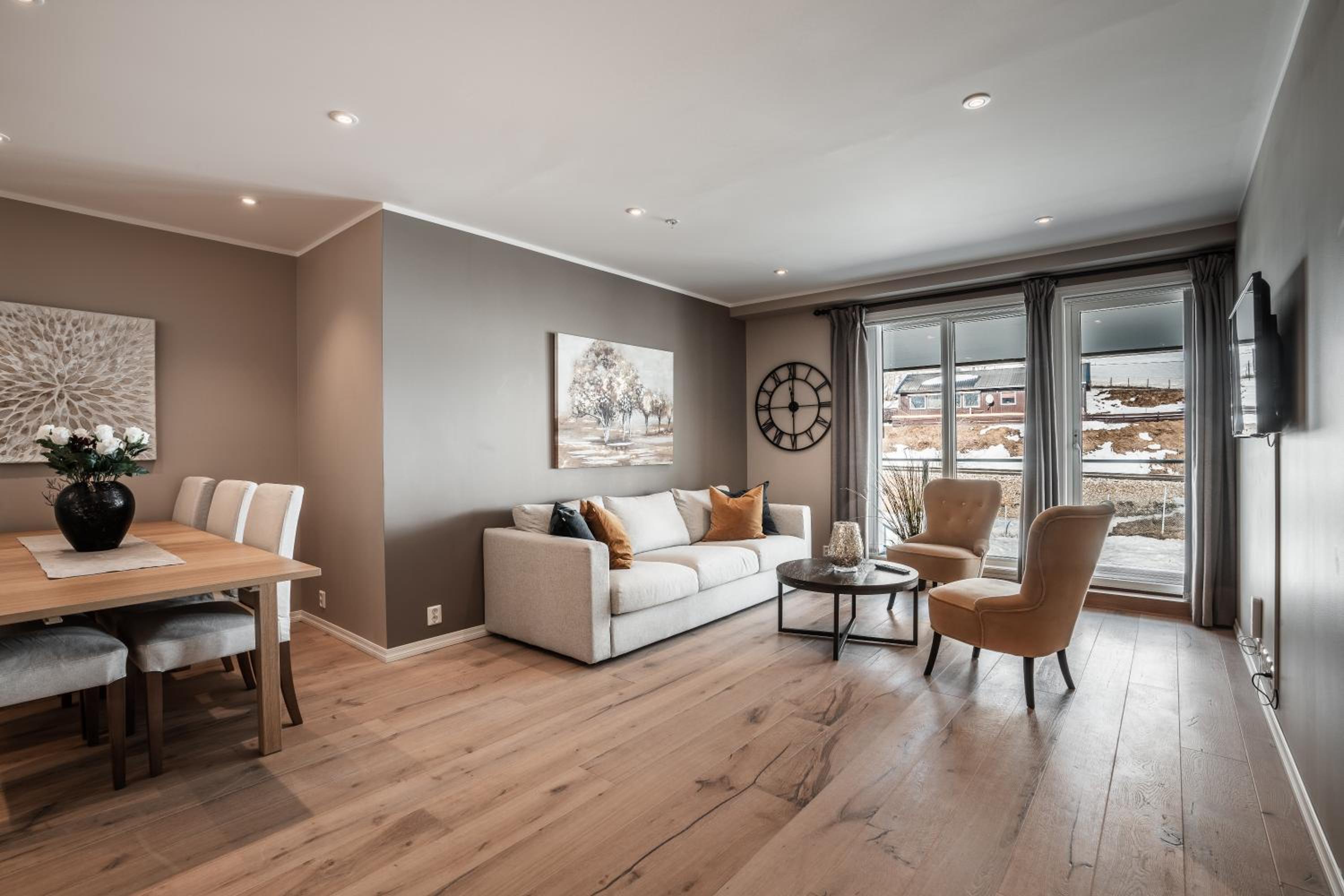 Deluxe Three-Bedroom Apartment