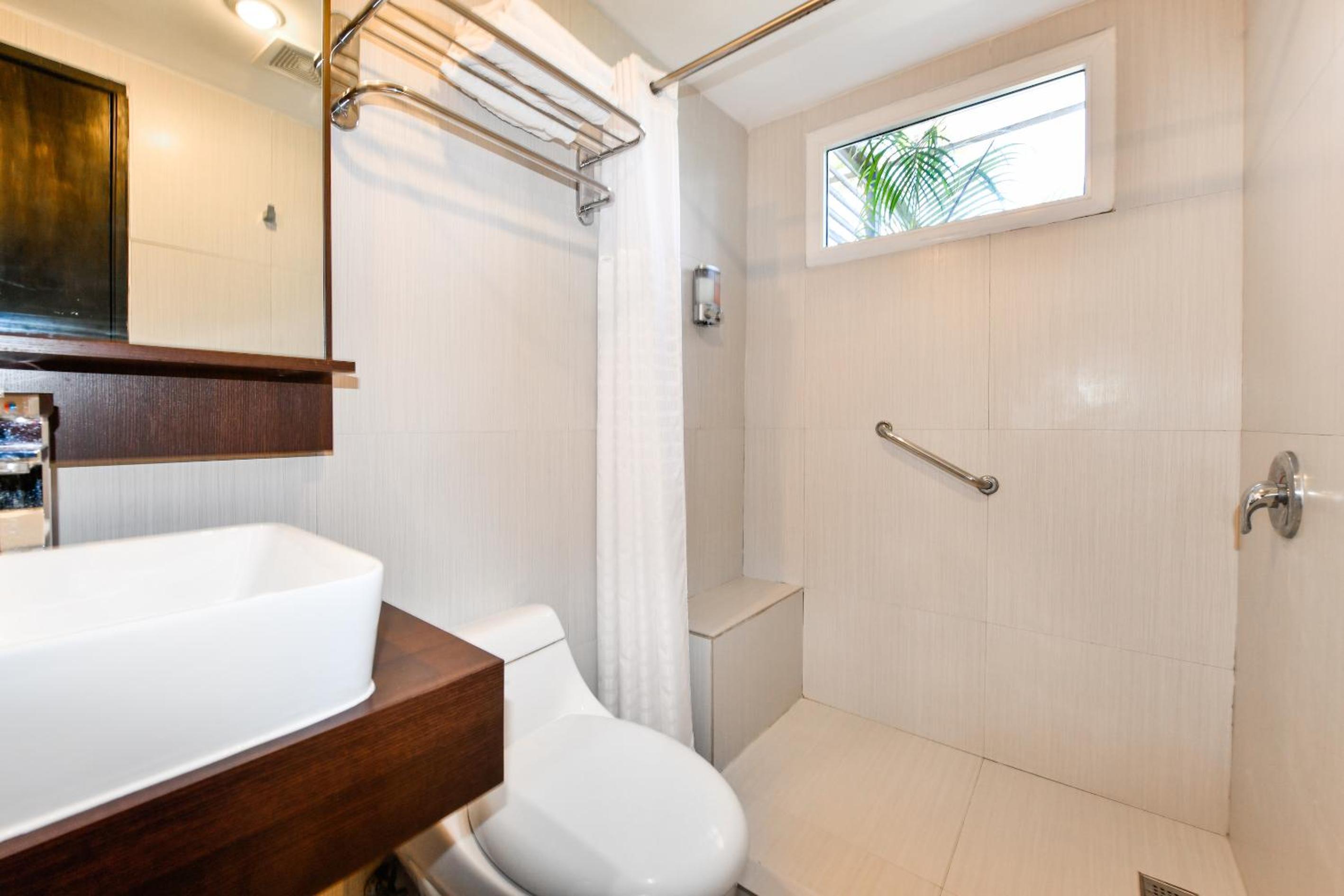 One-Bedroom Suite - Photo 7