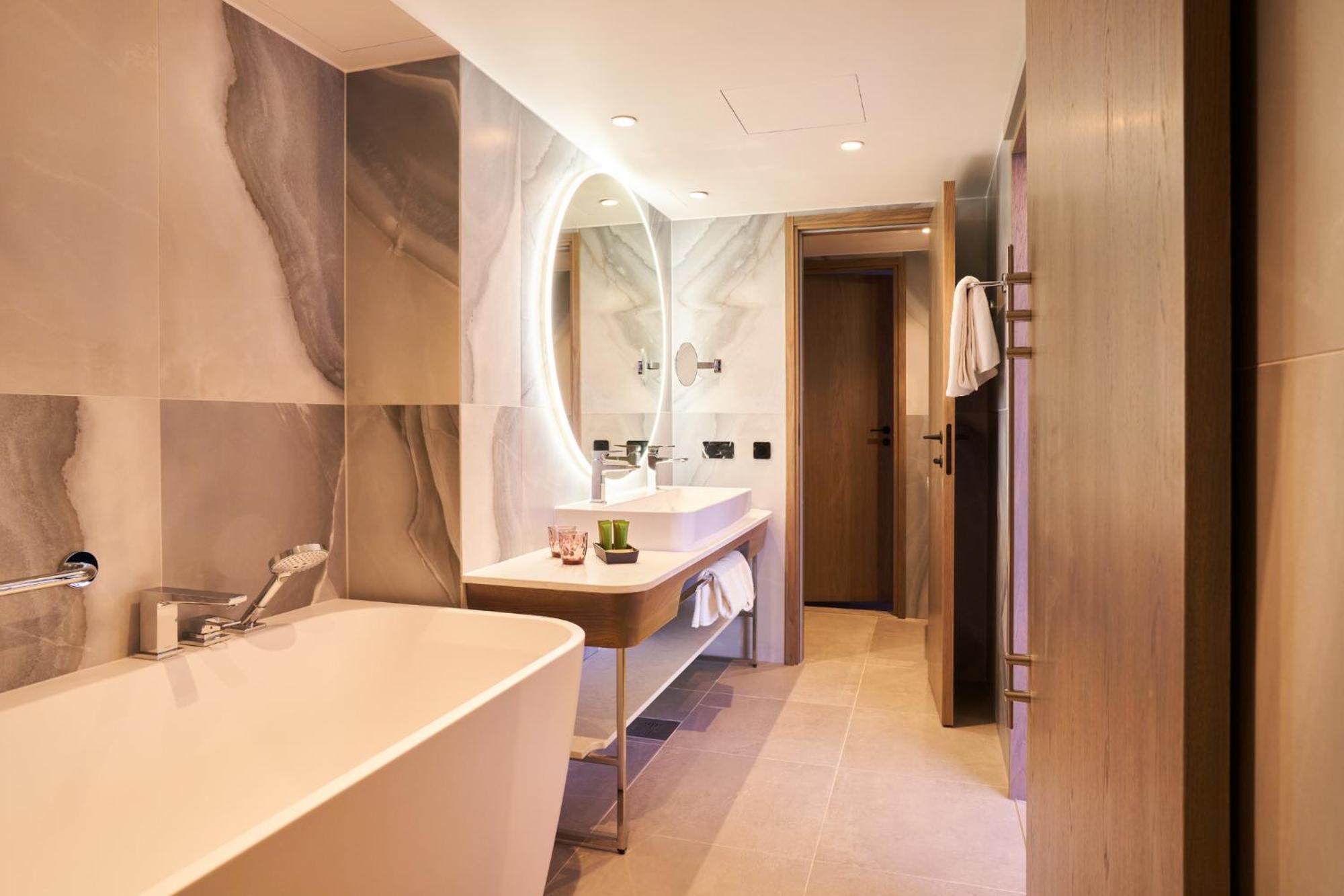 One-Bedroom Suite - Photo 4