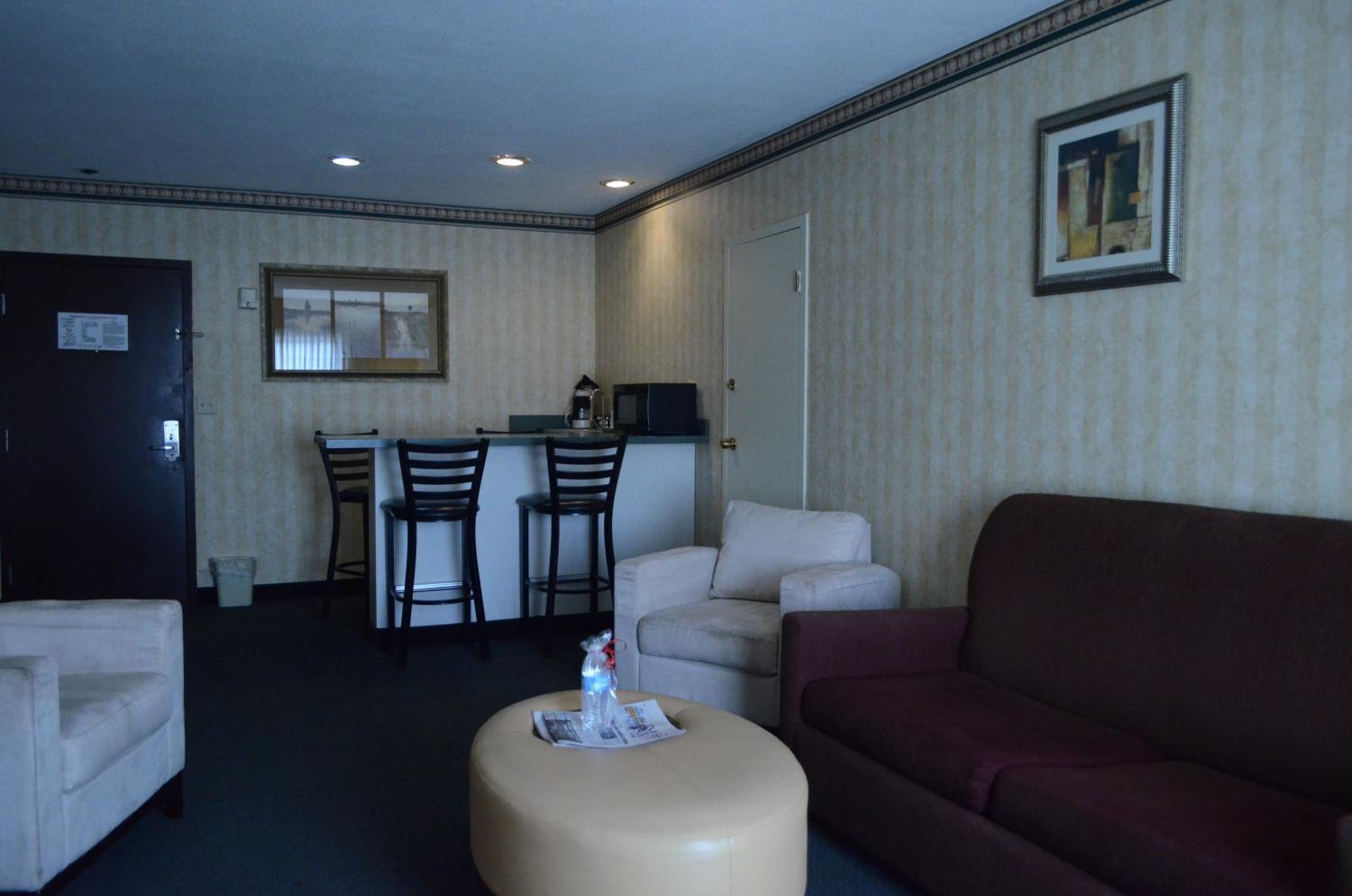 King Suite with Sofa Bed - Non Smoking - Photo 11